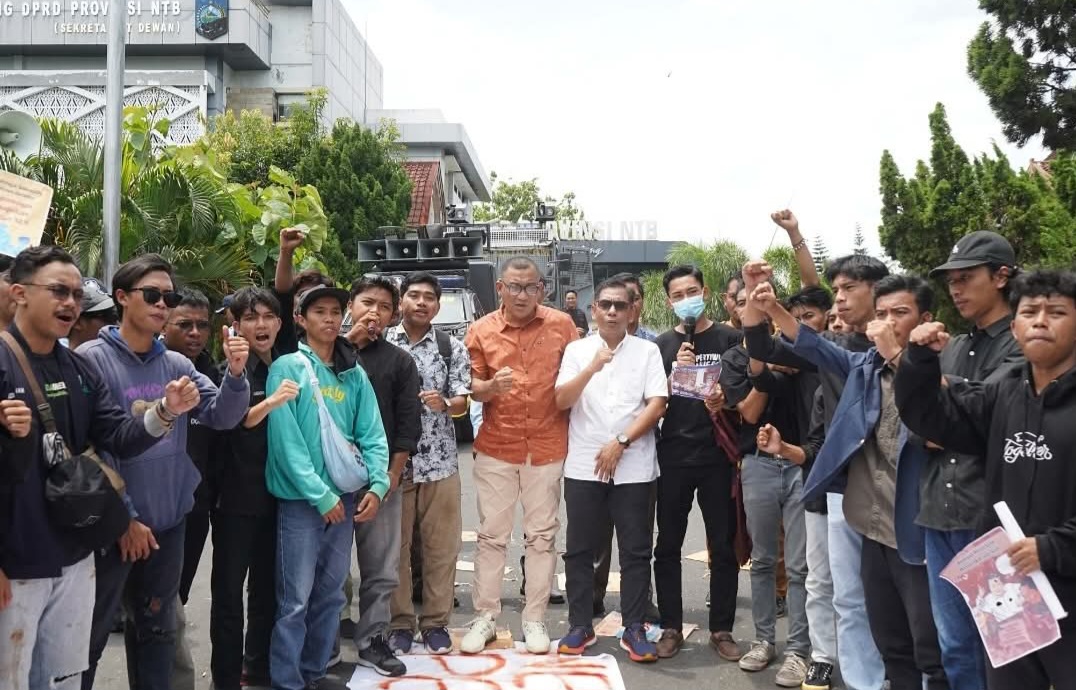 Tolak PPN 12%, BEM Unram Gedor Gedung DPRD NTB
