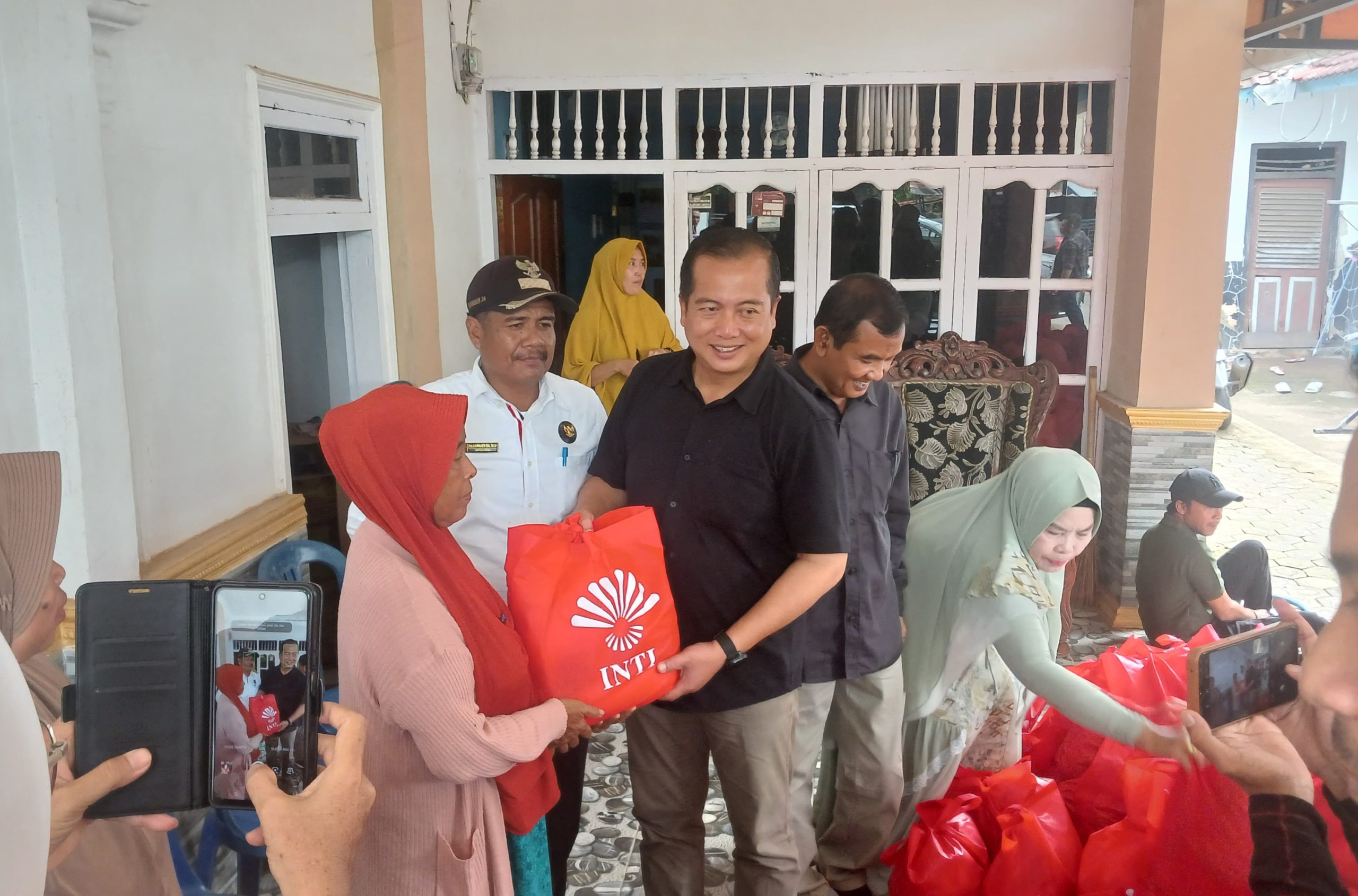 Lalu Iqbal dan INTI NTB Berikan Bantuan untuk Korban Banjir di Sumbawa