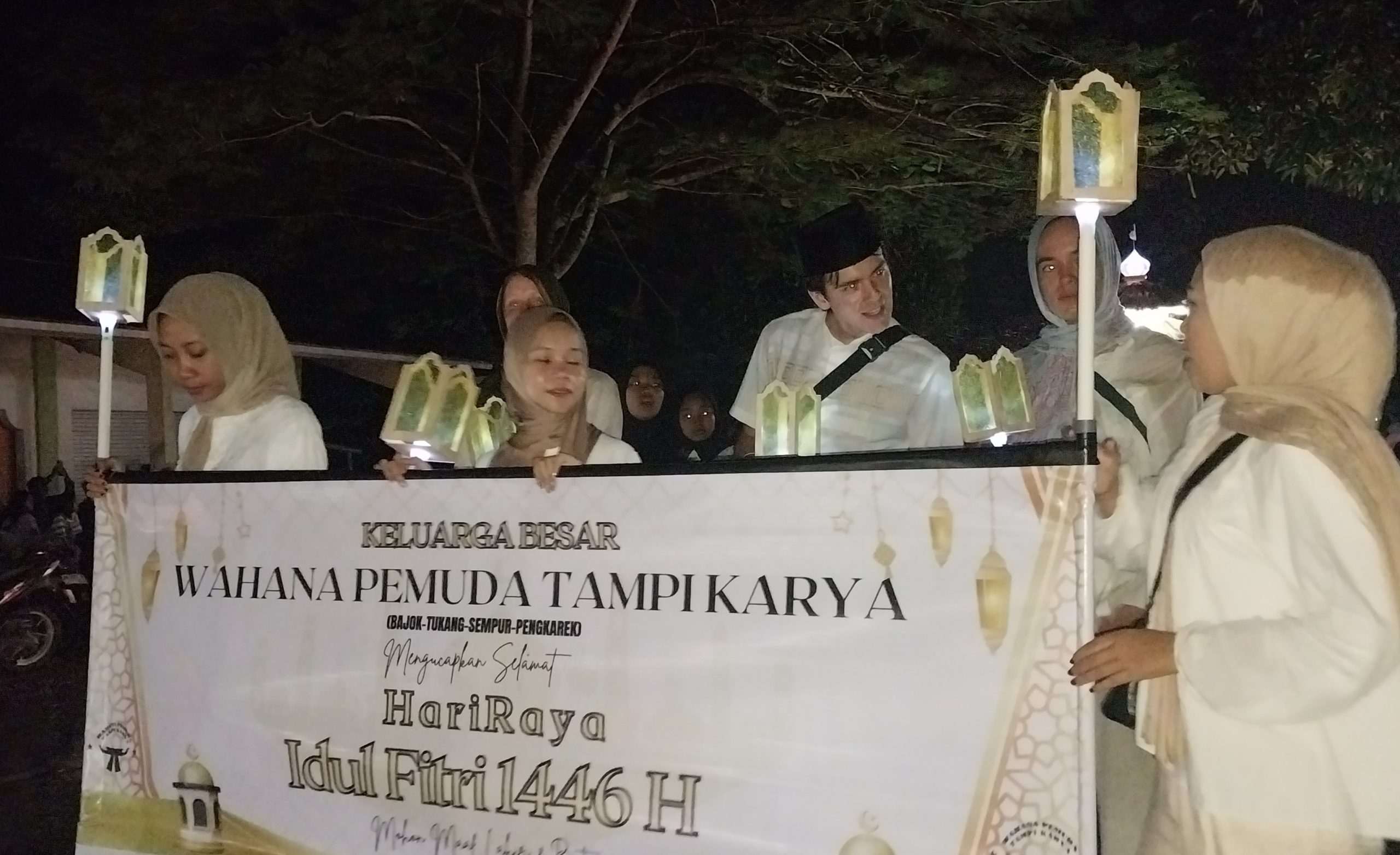Bule Eropa Jadi Peserta Pawai Lampion di Kopang Lombok Tengah
