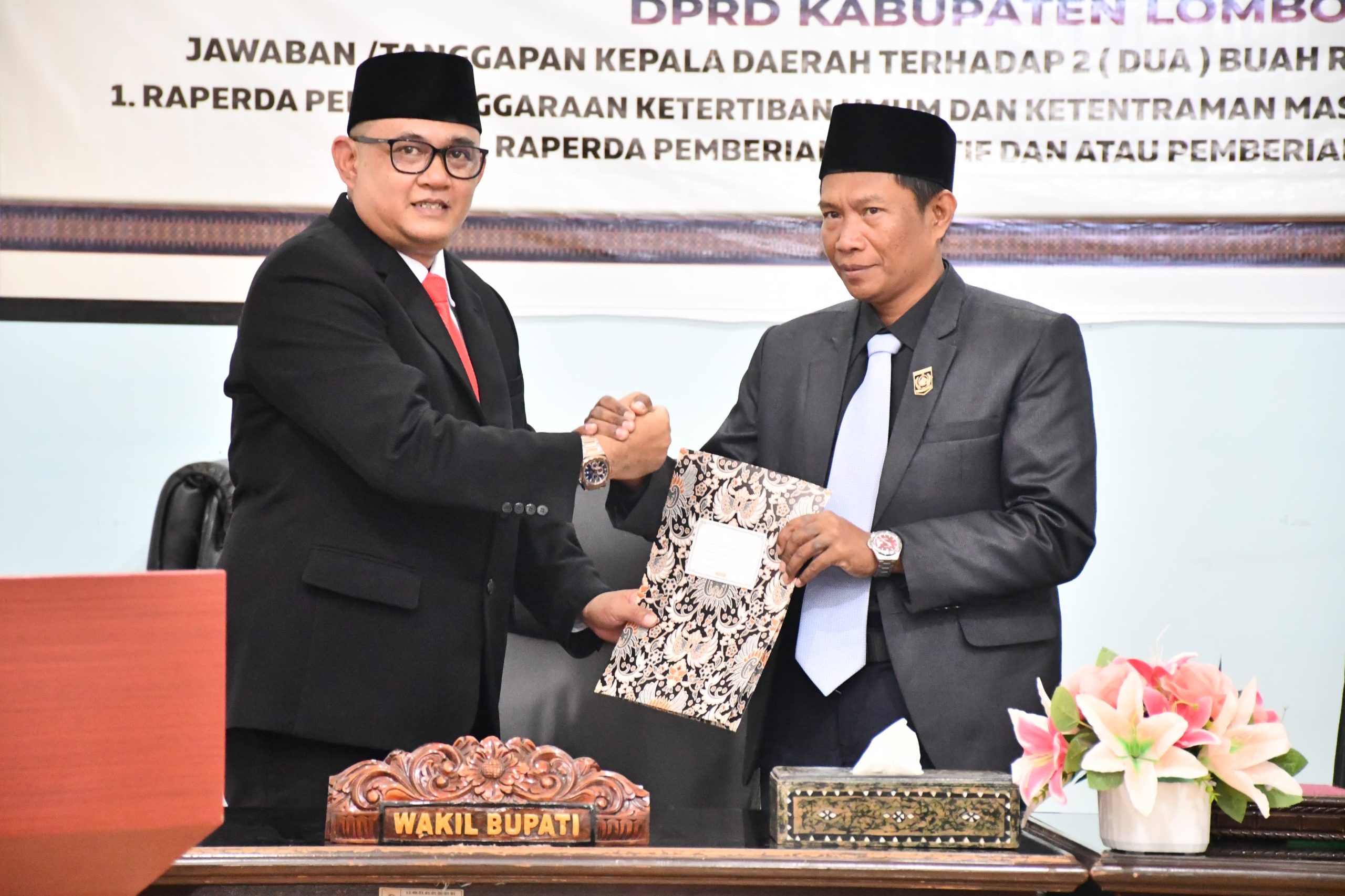 Wabup KLU Sampaikan Tanggapan Atas Pandangan Umum Fraksi Terhadap Dua Raperda