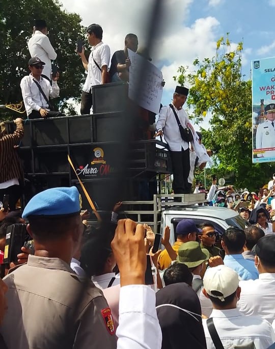 SK Pengangkatan Ditunda, Ribuan CPPPK Seruduk Kantor DPRD NTB
