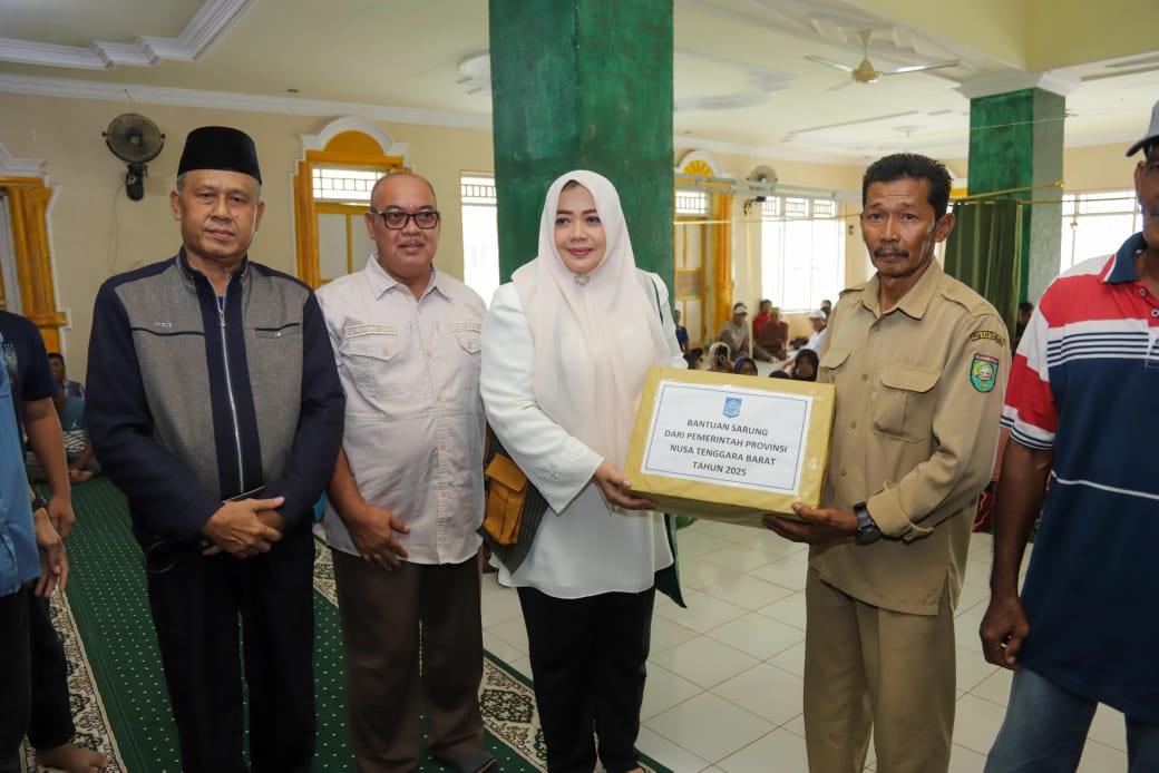 Wagub NTB Menyerahkan Bantuan Pembangunan Masjid dan Sembako di  Sumbawa
