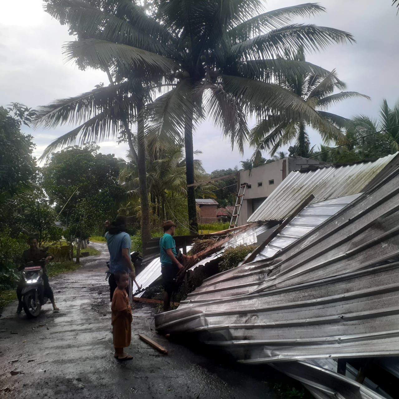 Angin Kencang Sapu Bersih Atap Rumah Warga di Kopang