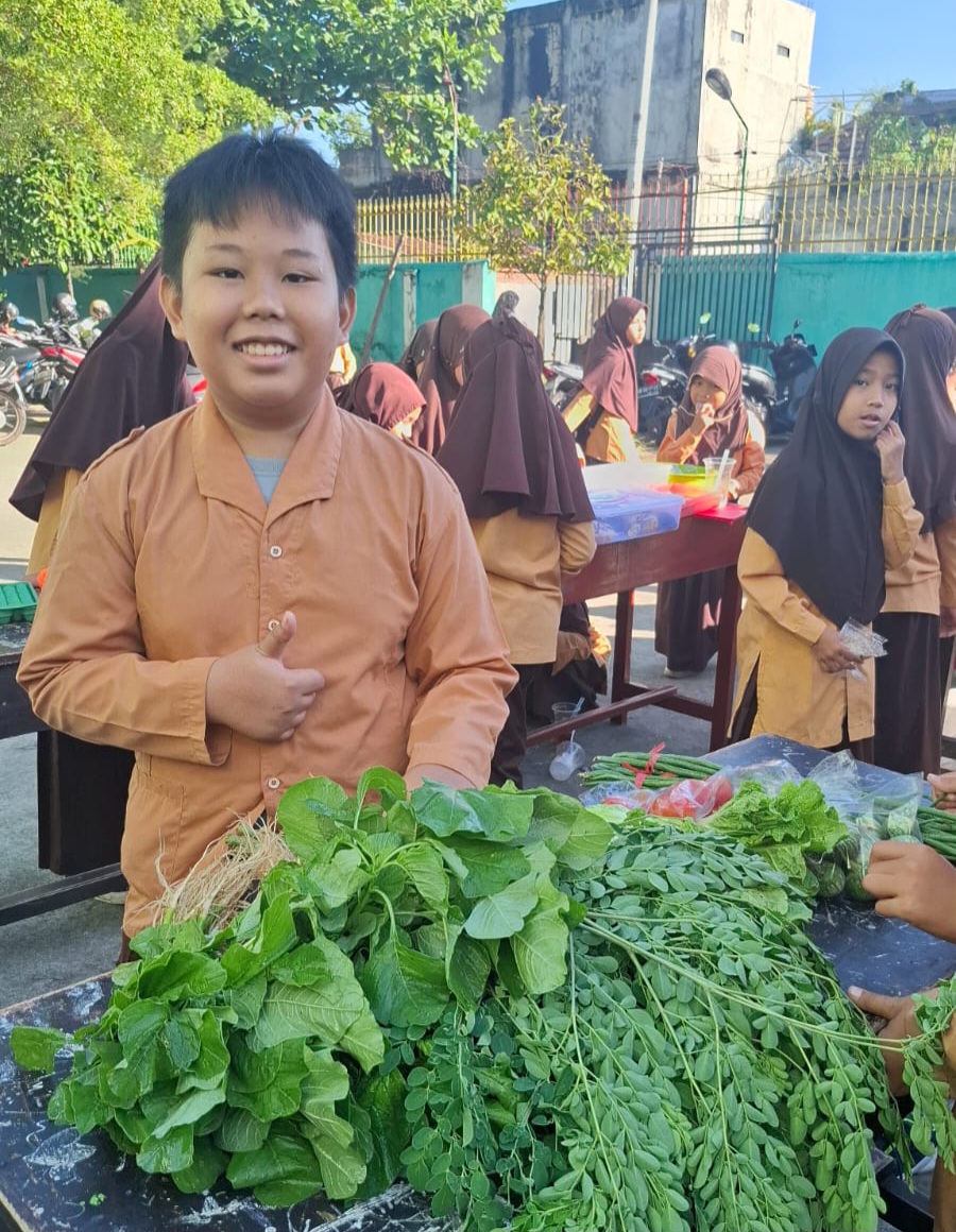 Bangun Kemandirian Siswa, MI Al-Amin Pejeruk Gelar Market Day
