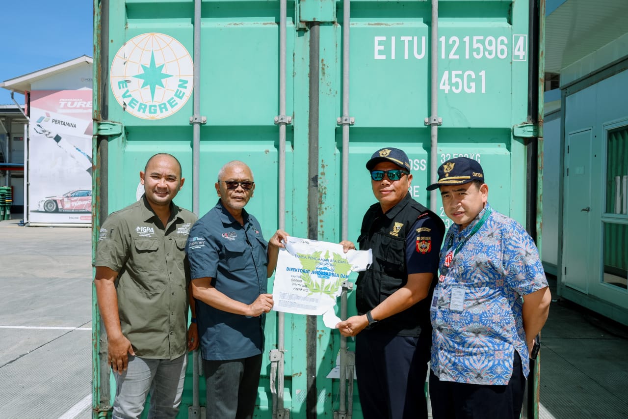 MGPA Bersama Bea Cukai Resmi Buka Segel Kontainer Logistik Ajang Balap Mobil Sport GT World Challenge Asia 2025 di Sirkuit Mandalika