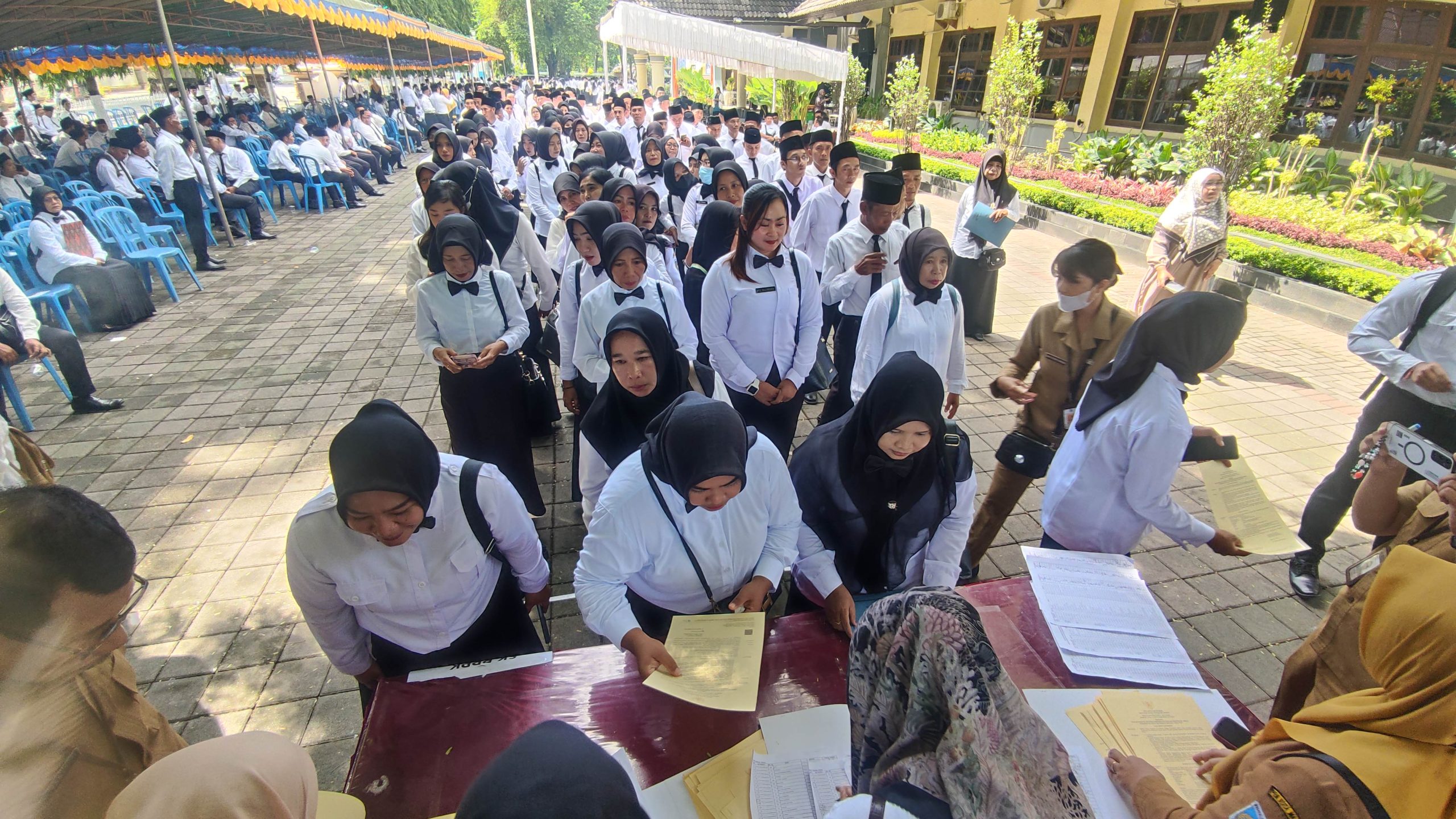 Menjelang Pensiun,Sejumlah Pegawai Pemkot Mataram Terima Kado SK PPPK