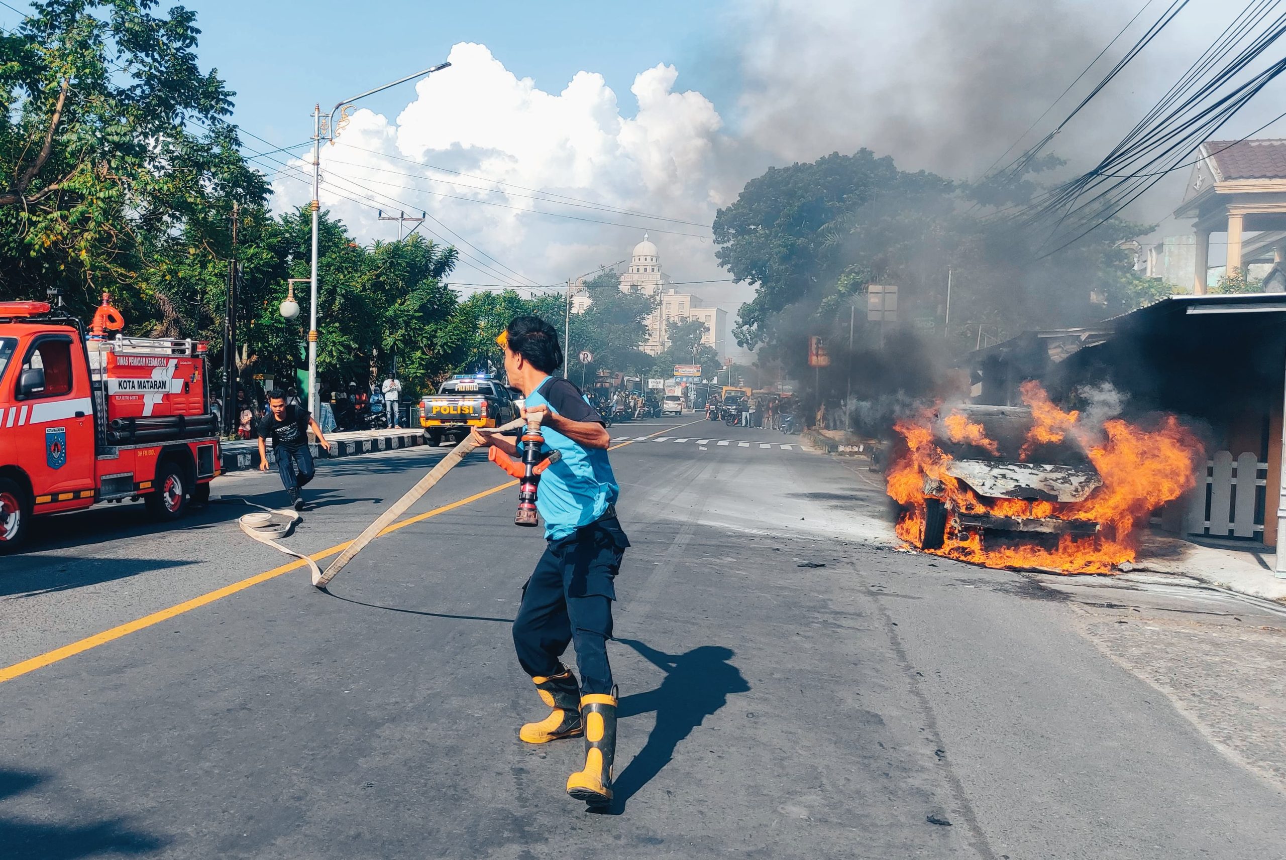 Pemilik Apes, Mobil Baru Dibeli di Showroom Ludes Terbakar