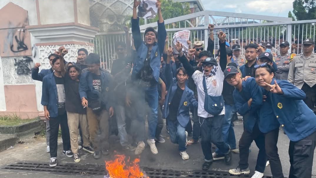 Hardiknas, Ratusan Mahasiswa  Gelar Unjuk Rasa di depan kantor DPRD NTB