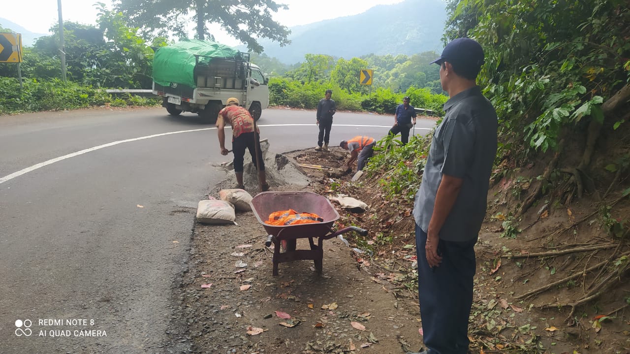 Gercep !!! PUPR NTB Langsung Turun Perbaiki Bahu Jalan Pusuk Yang Dianggap Rawan Kecelakaan