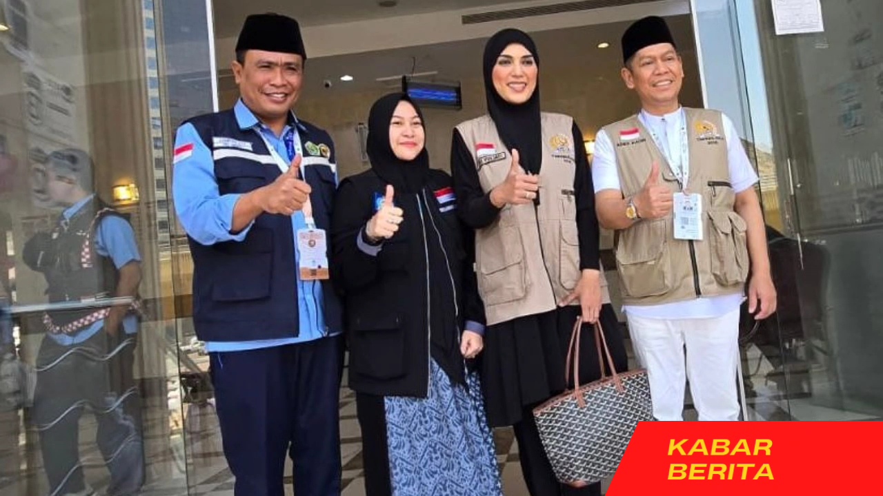 Tinjau Jamaah Haji NTB, Sari Yuliati Berbagi Riyal Kepada Jamaah Lansia
