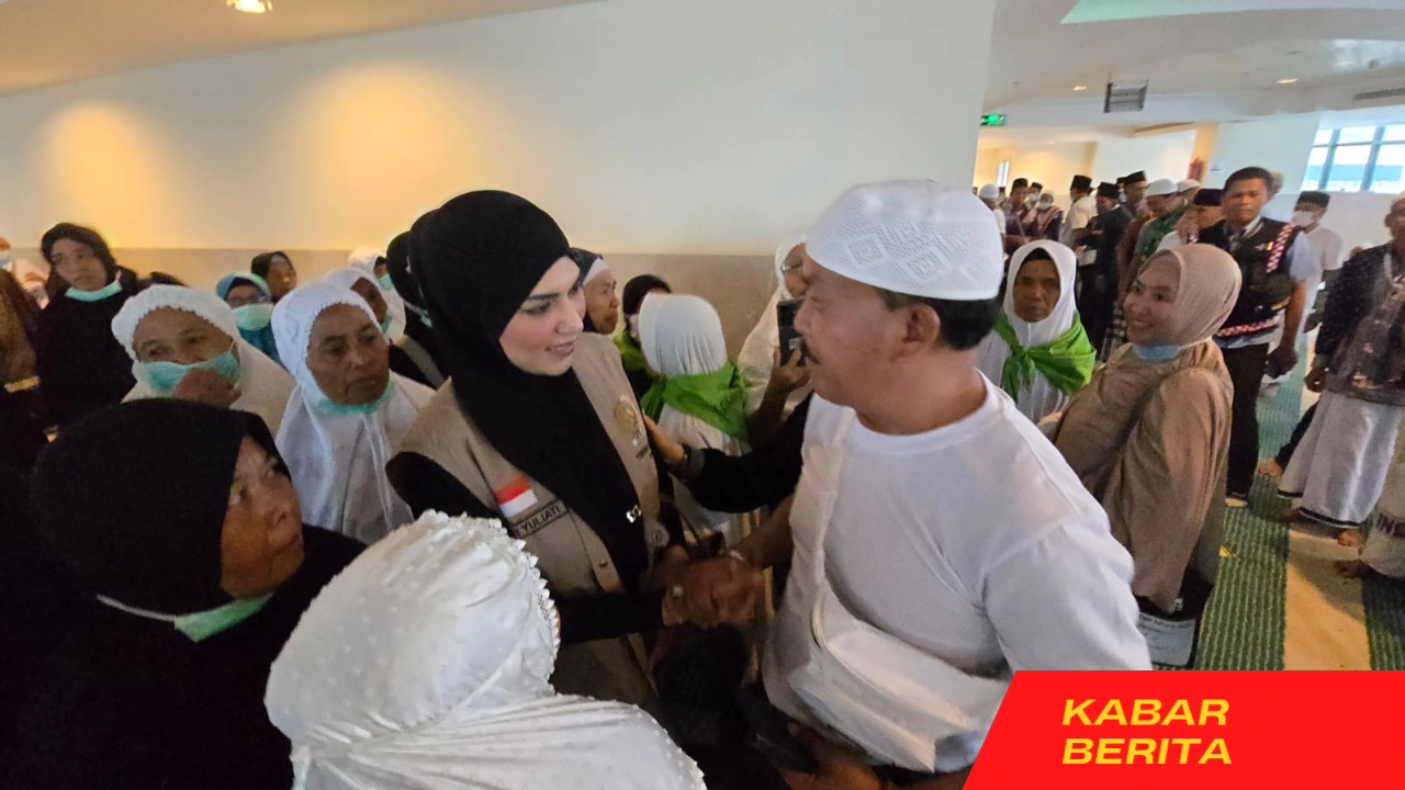 Legislator Peduli, Sari Yuliati Berbagi Riyal Dengan Jamaah Haji NTB di Tanah Suci