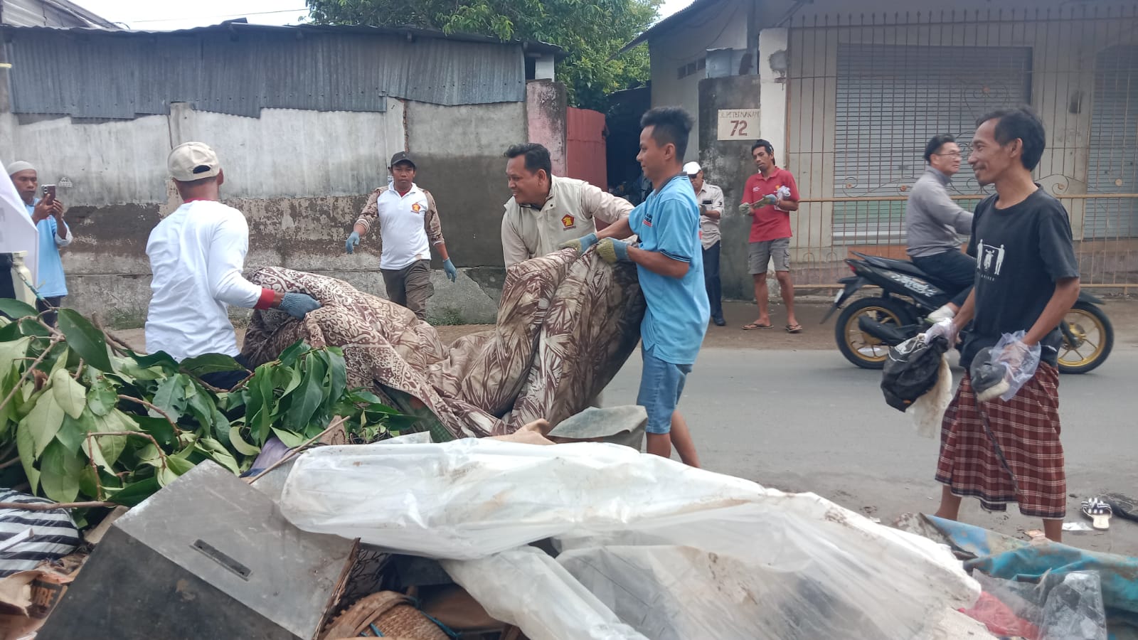 Gerindra Mataram Bergerak Cepat, Terjunkan Armada Angkut Sampah Sisa Banjir