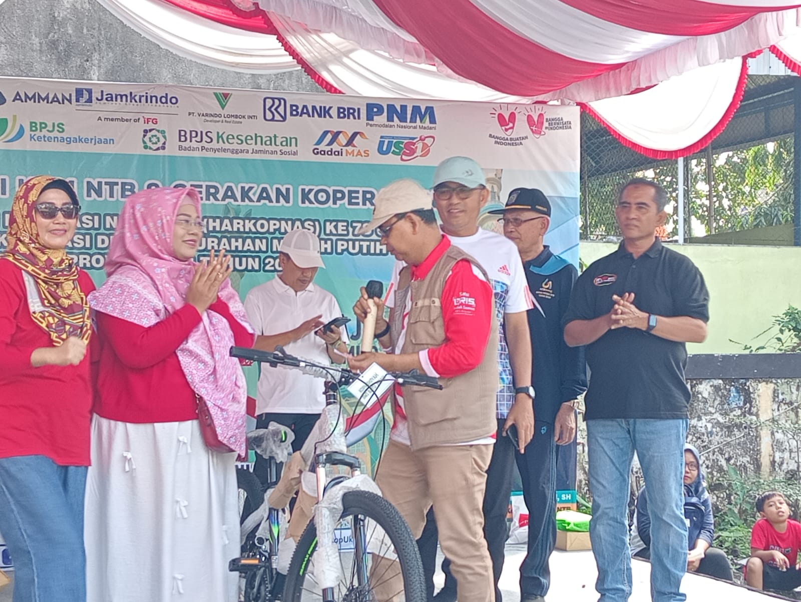 Presiden Launching Koperasi Merah Putih, Diskop & UKM NTB Bagikan Hadiah Peringatan Harkopnas 78