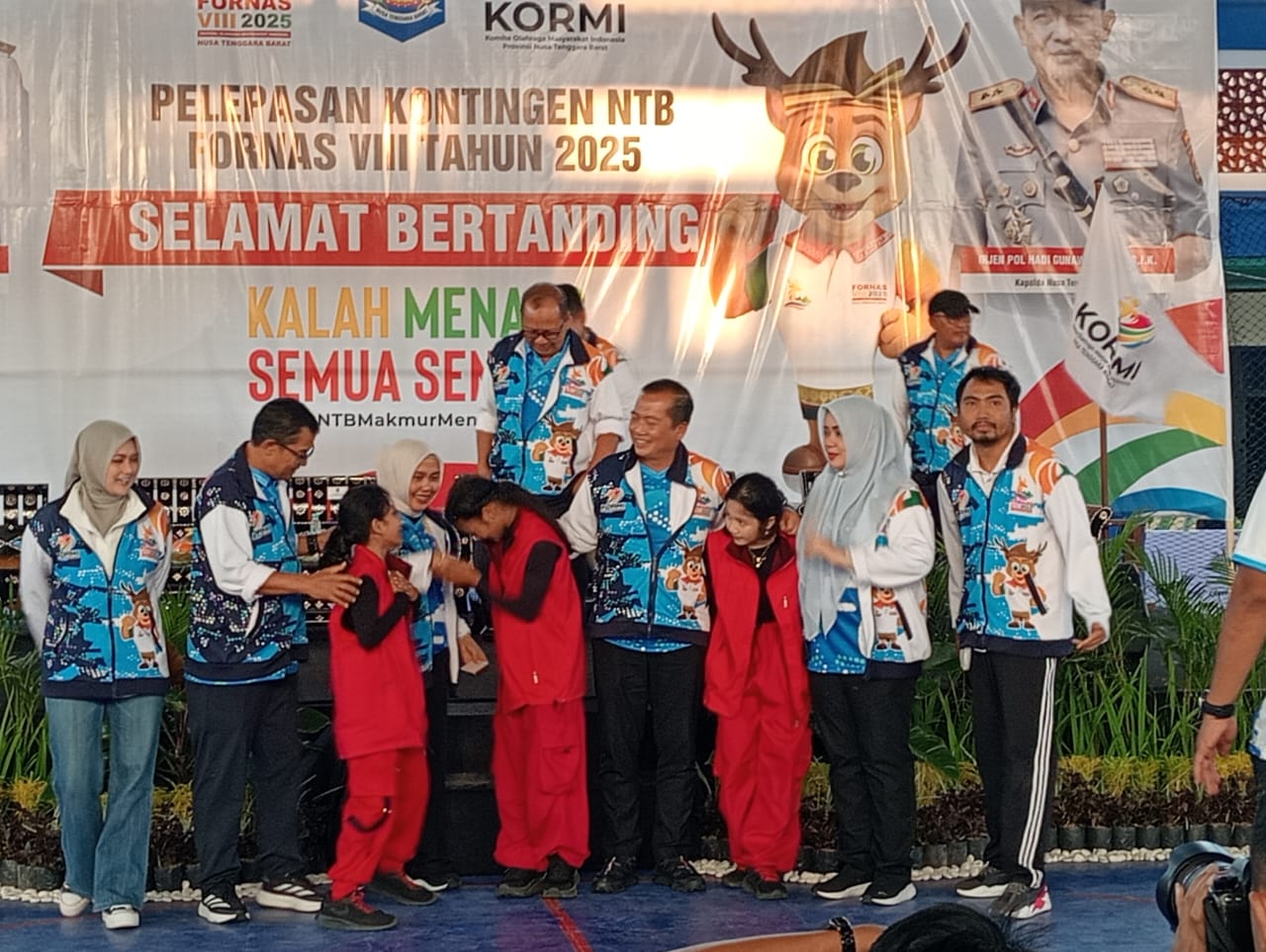 Gubernur Lepas Kontingen FORNAS VIII, Berharap Hasil Terbaik