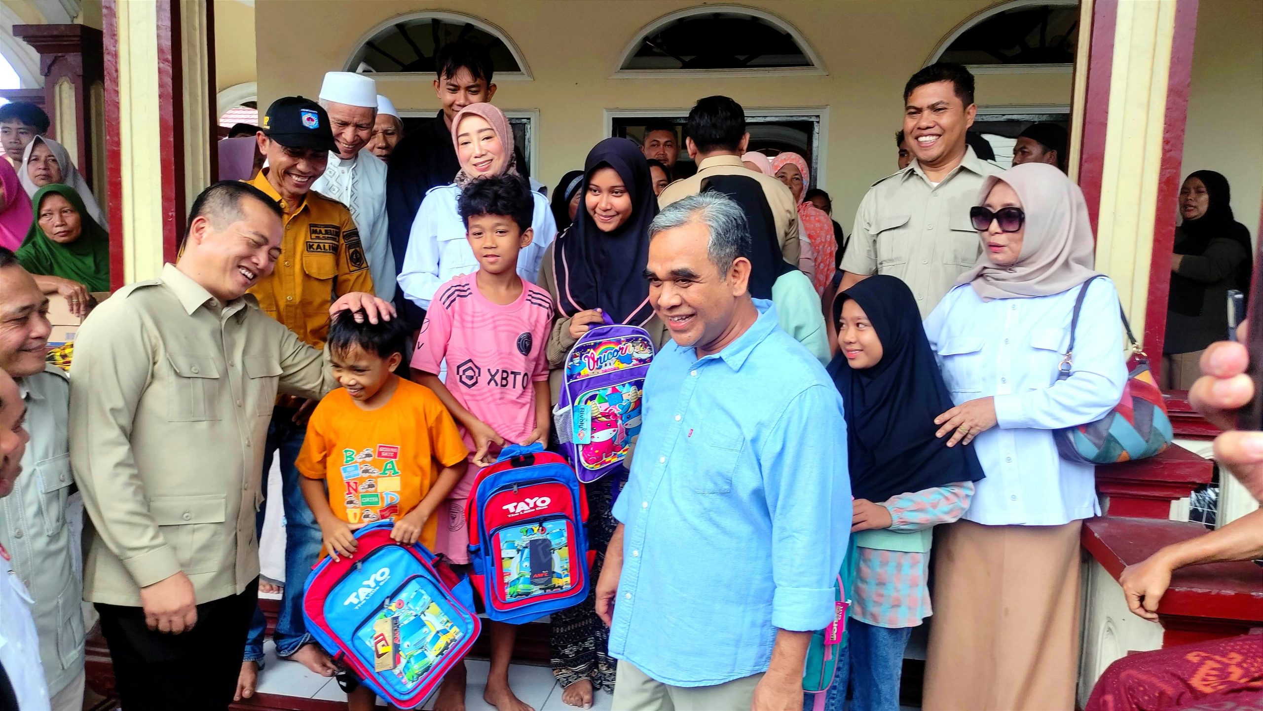 Serahkan Bantuan, Ahmad Muzani: Ini Tanda Cinta Gerindra untuk Korban Banjir di Mataram
