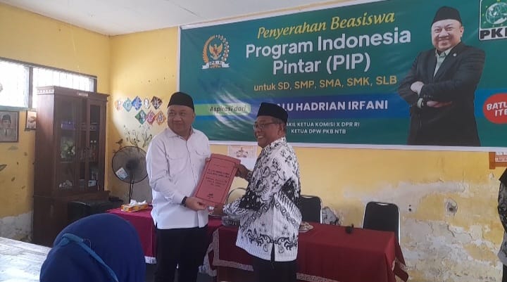 Lalu Hadrian Irfani Serahkan Beasiswa PIP di Kota Mataram, Gunakan Untuk Keperluan Pendidikan Anak