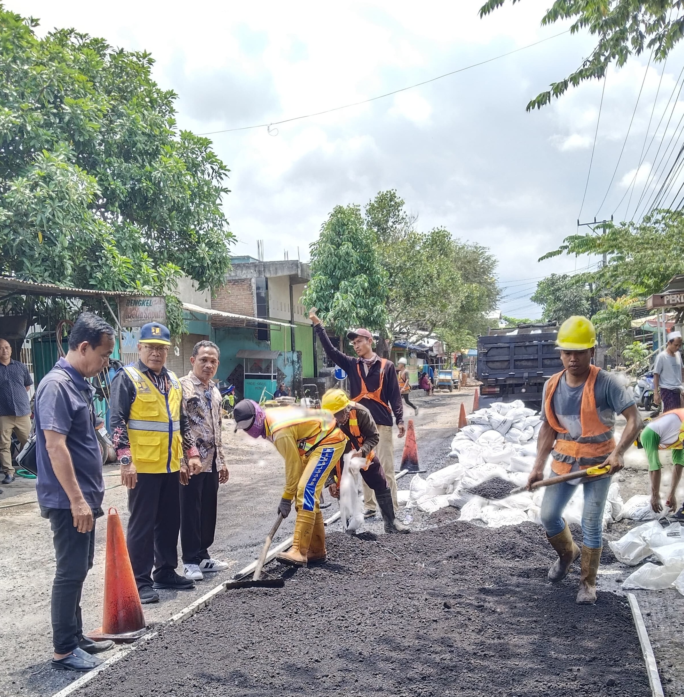 Tindaklanjuti Keluhan Warga, Dinas PUPR NTB Perbaiki Ruas Jalan Kediri – Kuripan Yang Ditanami Pohon Pisang