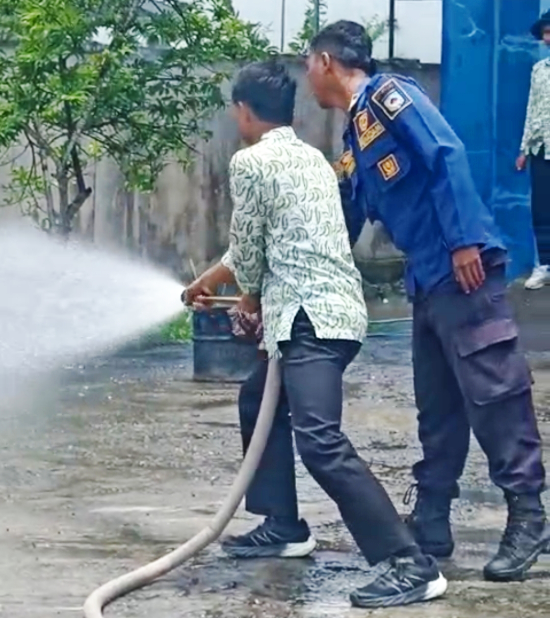 Pelajar MA NW Peringgarata Antusias Belajar Padamkan Api di Kantor Damkarmat Mataram