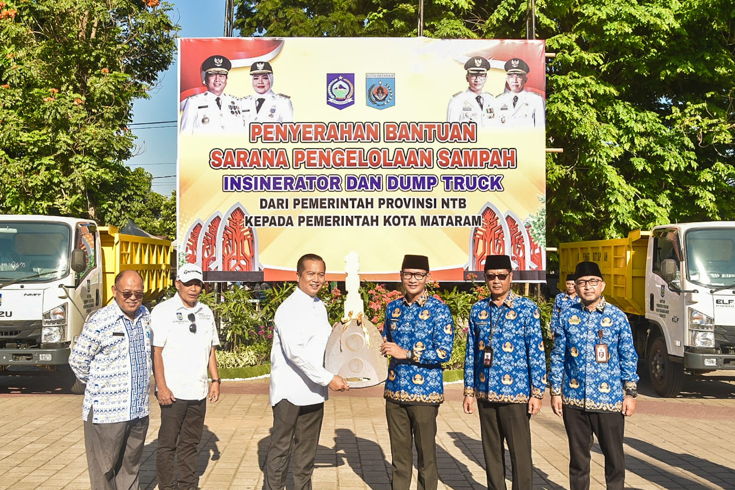 Tangani Masalah Sampah, Gubernur NTB Serahkan Dua Unit Dump Truck dan Satu Unit Insinerato ke Pemkot Mataram