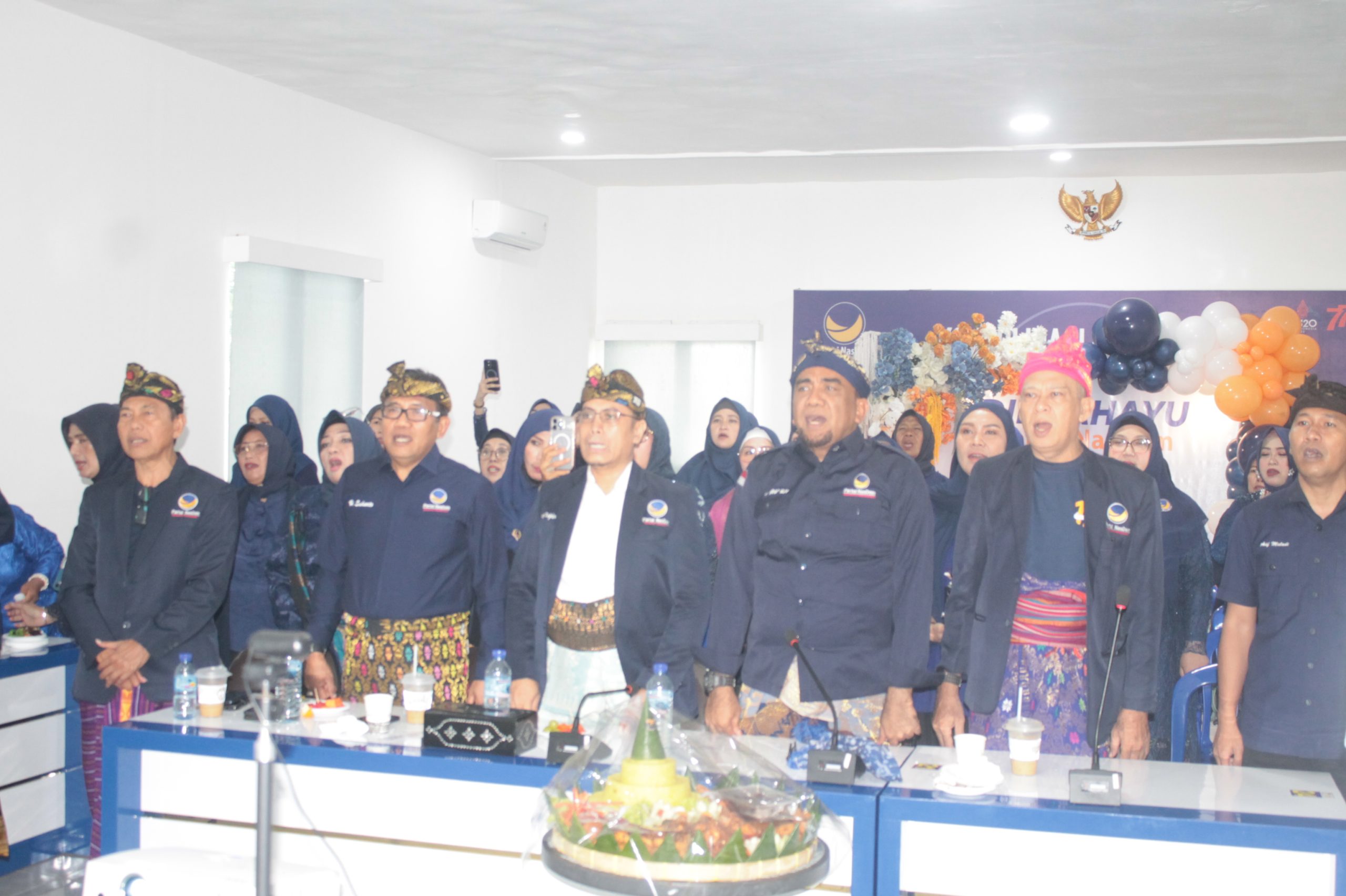 Rayakan Puncak HUT, DPW NasDem NTB Tebar 100 Paket Sembako