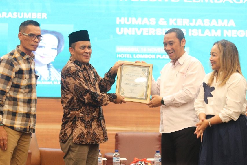 Rektor UIN Mataram Prof. Masnun Raih Penghargaan Tokoh Komunikasi Publik Inspriratif IPRAHUMAS 2025