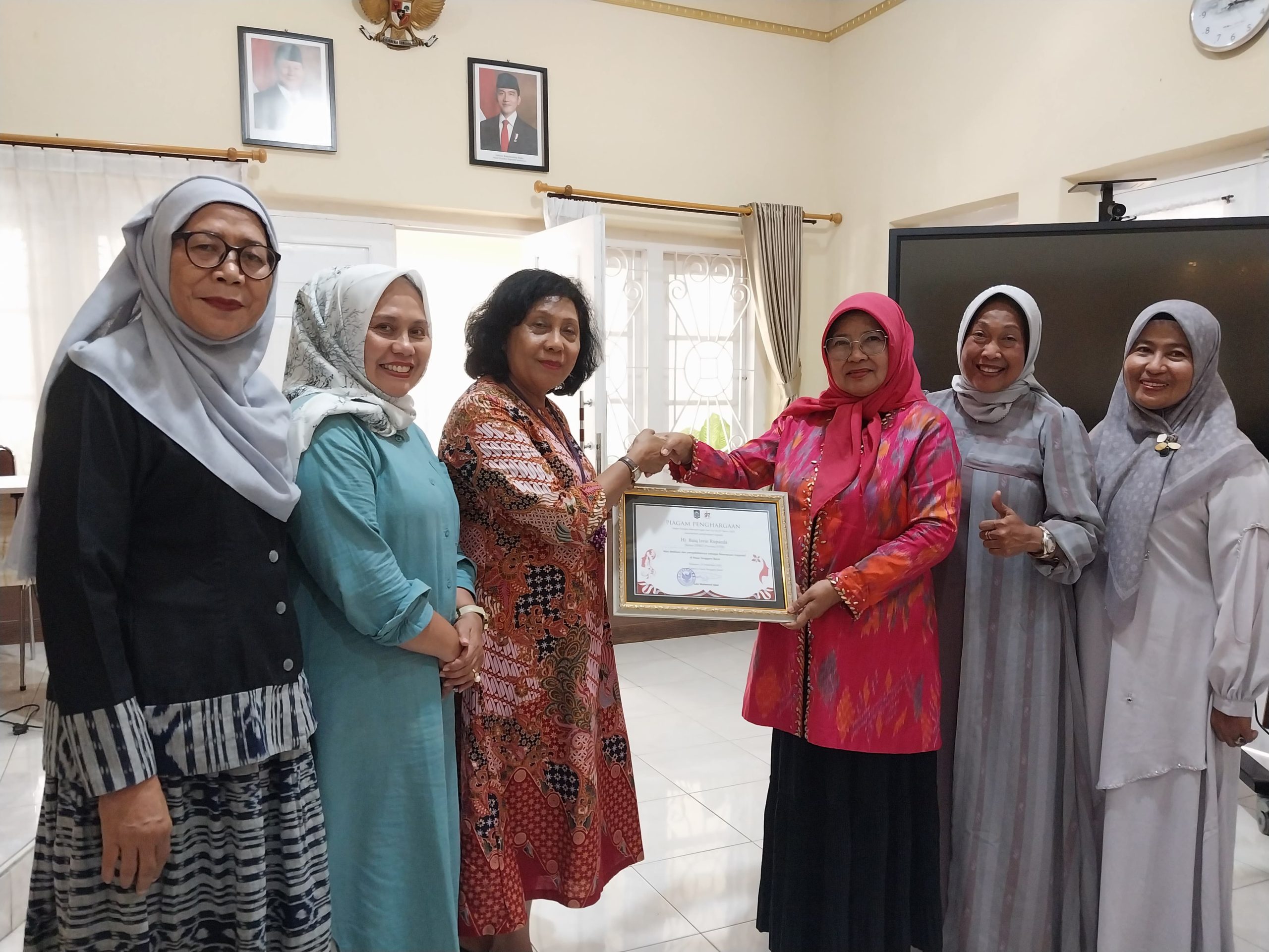 Ketua DPRD NTB Baiq Isvie Terima Penghargaan Tokoh Perempuan Inspiratif Bidang Politik