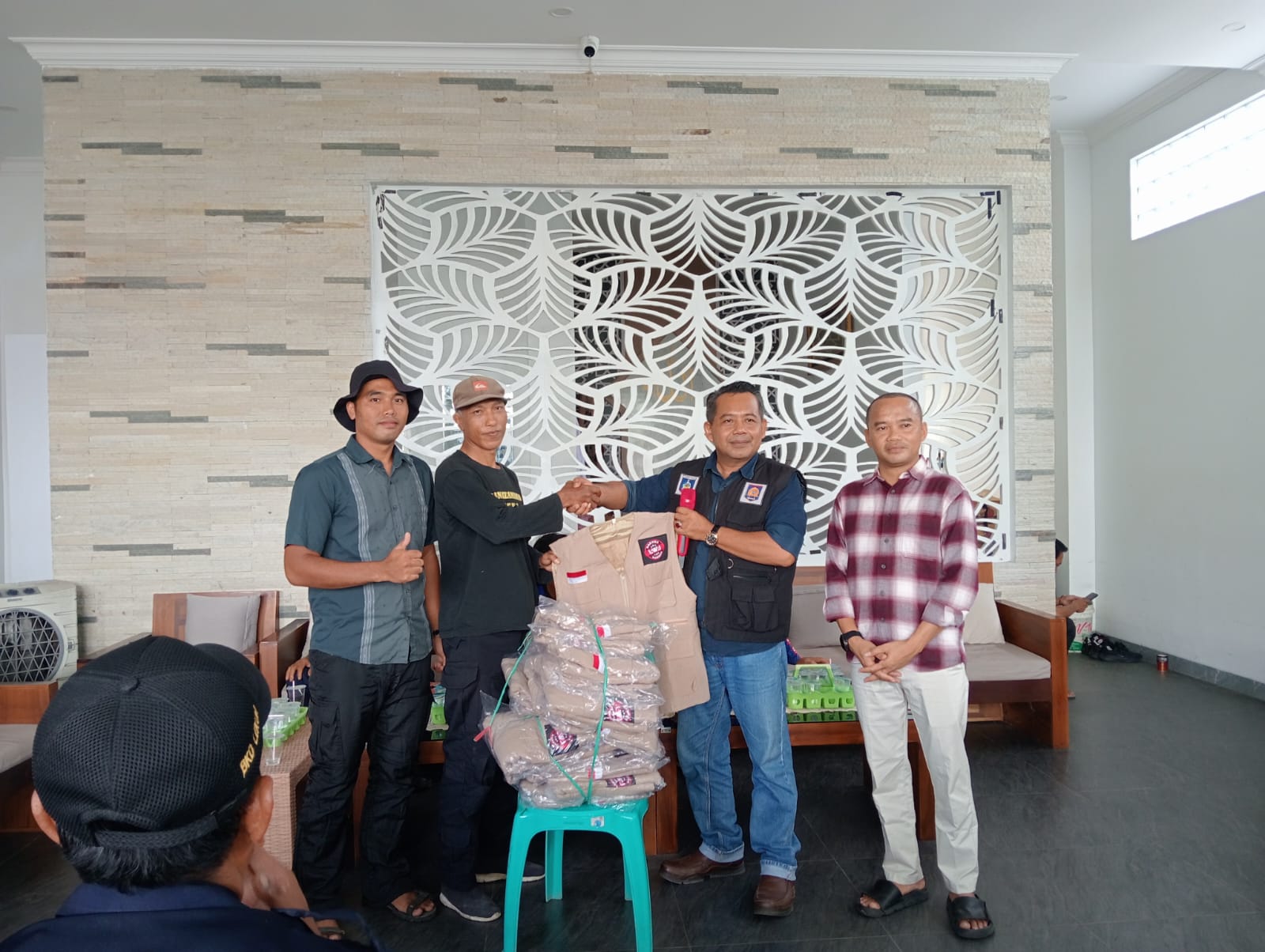 Lalu Wirajaya Bagikan Ribuan Rompi Untuk BKD se-Lombok Tengah