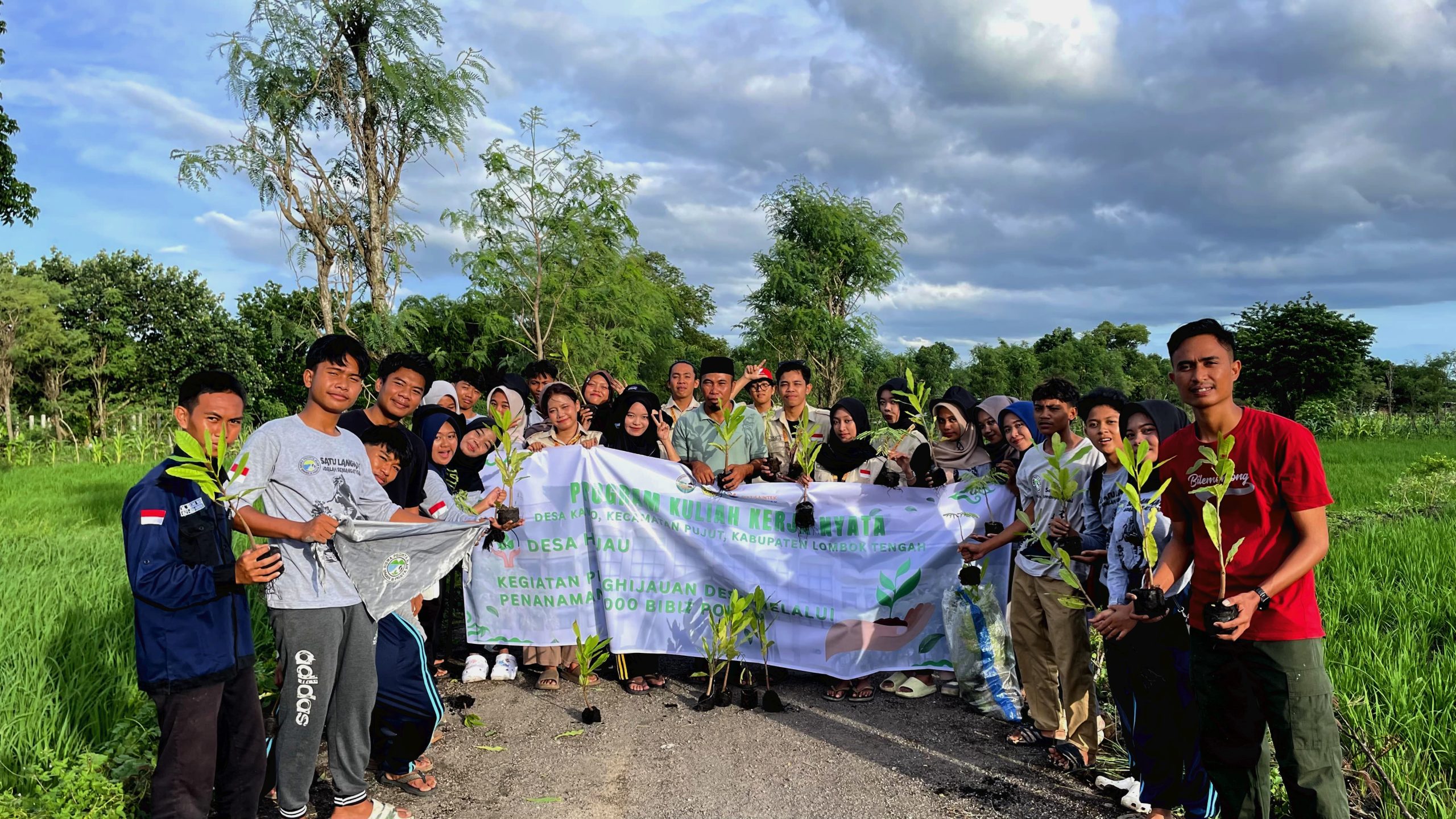 Mahasiswa KKN Tanam Harapan Lewat Program “Desa Hijau” di Kawo 