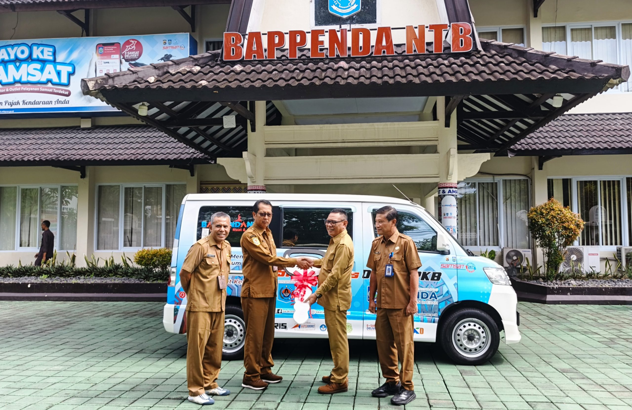 Pemkot Mataram Serahkan Mobil Samsat Keliling, Perkuat Sinergi Optimalkan Pajak Kendaraan