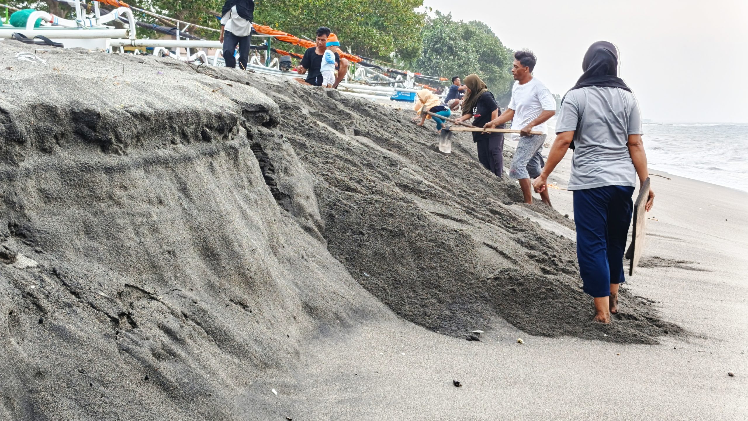 Abrasi Terjang Pesisir Batulayar, Nelayan Meninting Gotong Royong Pulihkan Pantai