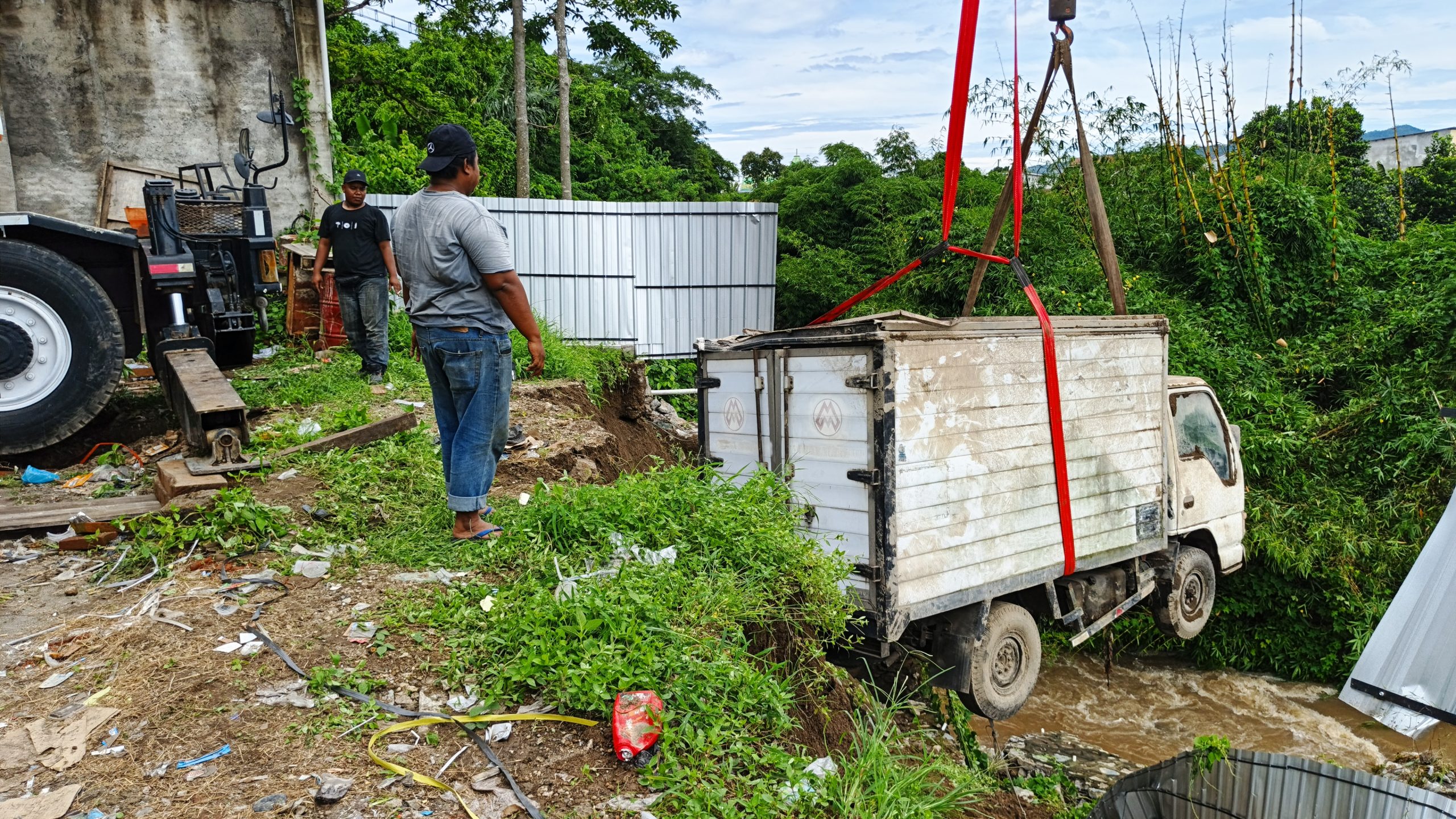 Mobil Box Terjun ke Sungai, Tebing Longsor Jadi Penyebab