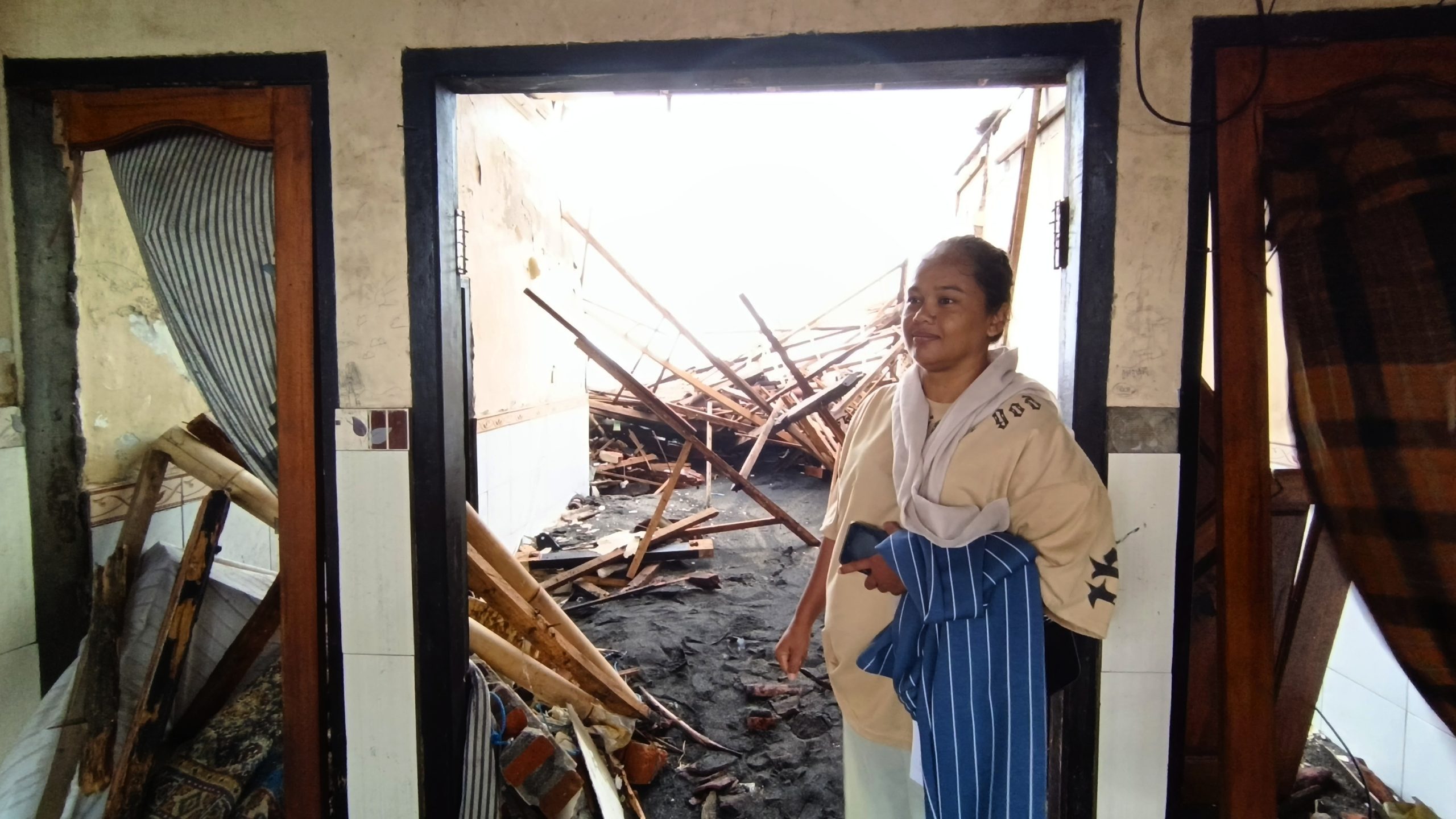 Ombak Mengamuk di Ampenan, Rumah dan Penghidupan Nuri Luluh Seketika