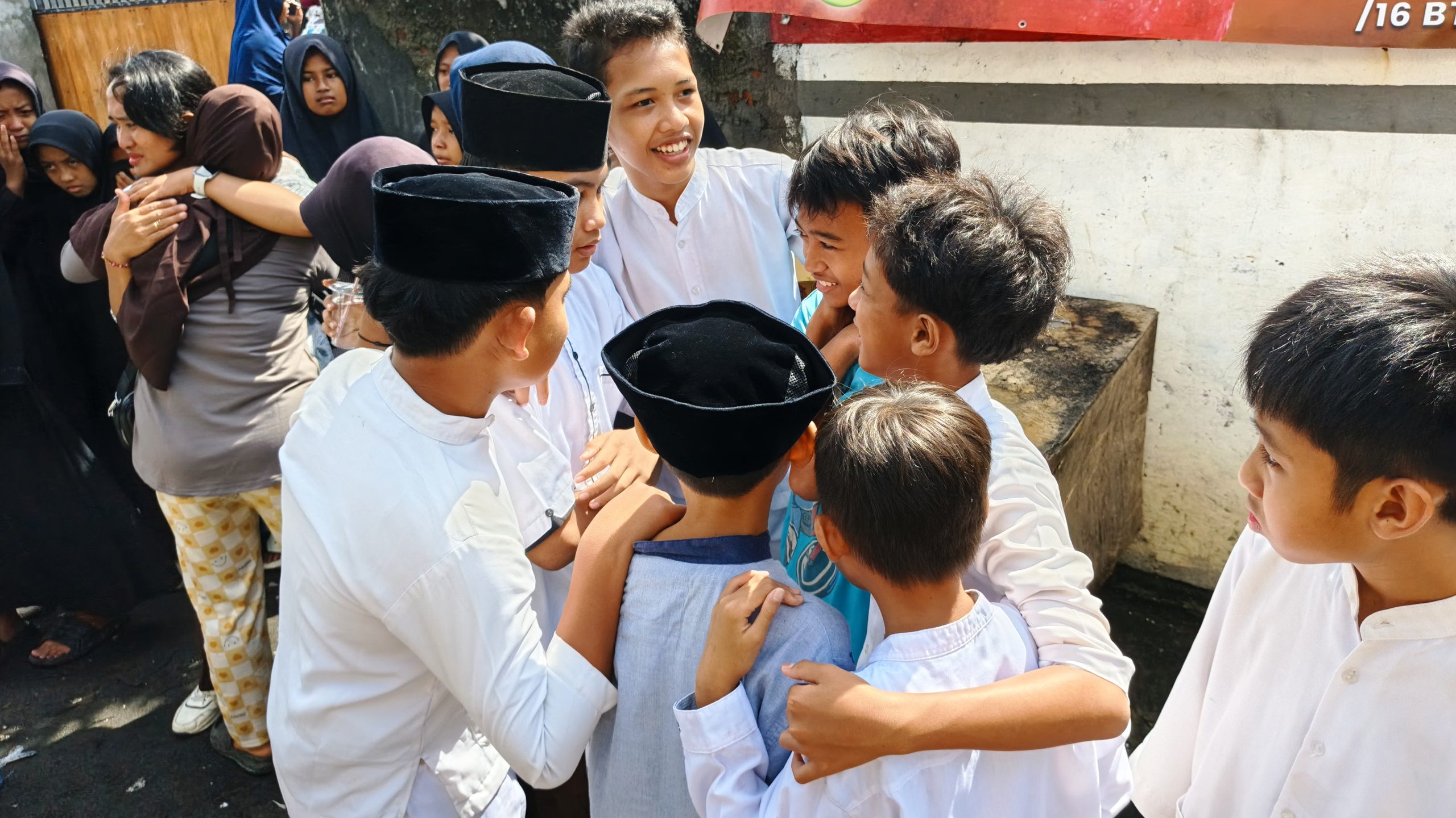 Di Tengah Musibah Gelombang Pasang, Kepedulian Teman Sekelas Menguatkan Rasia