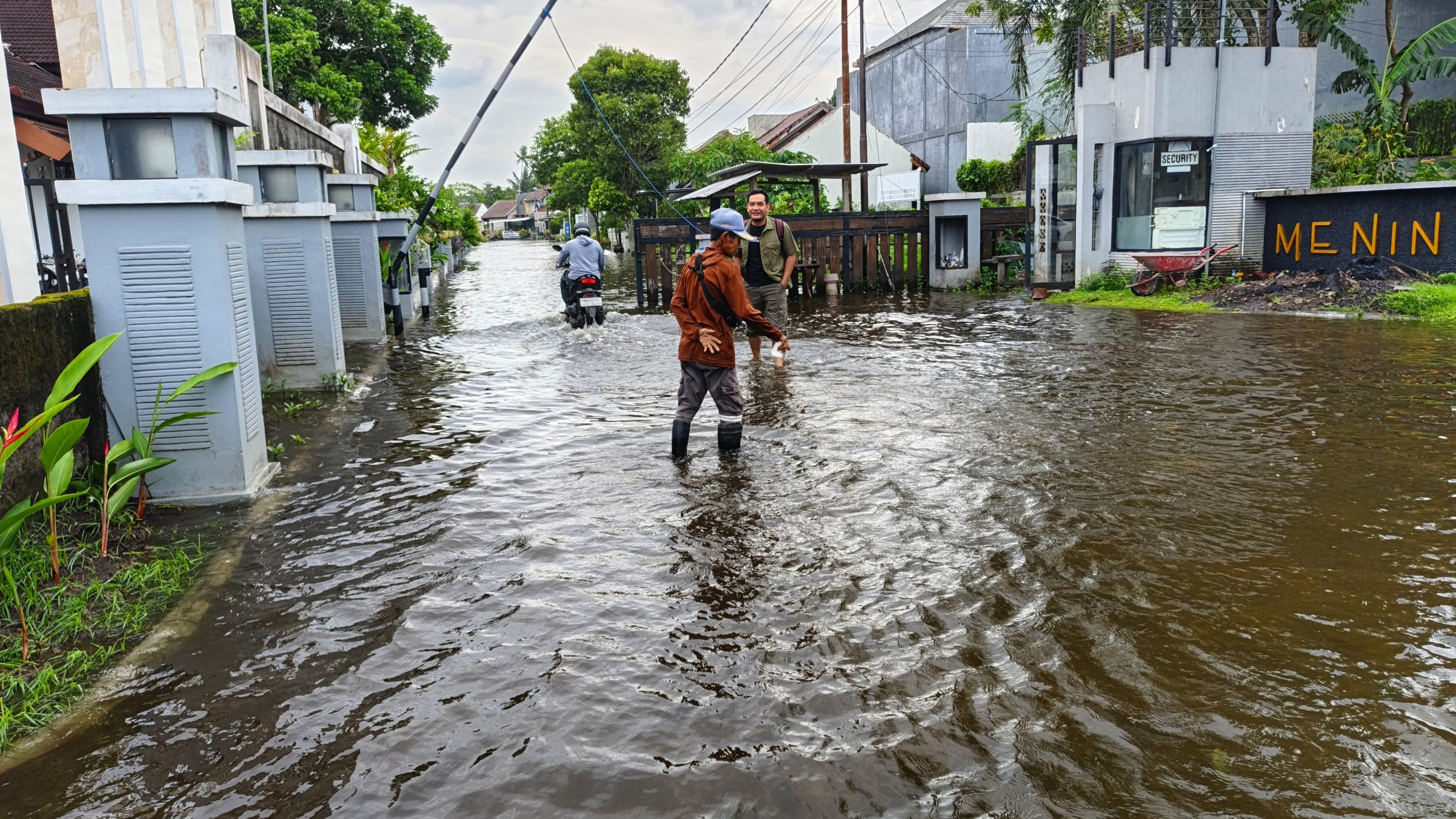 Tiga Hari Terendam Banjir, Warga Meninting Regency Bertahan di Tengah Genangan