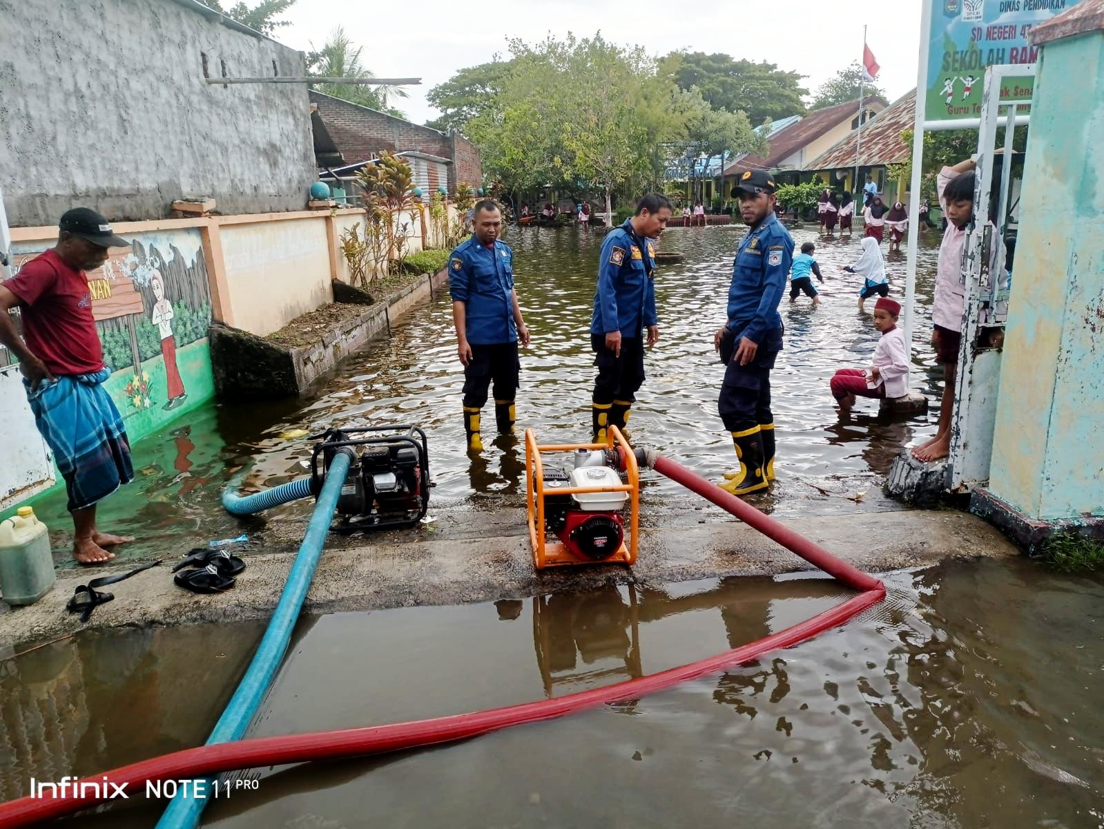 Damkarmat Mataram Turun Tangan, Sedot Banjir Sekolah hingga Bersihkan Lumpur Jalan