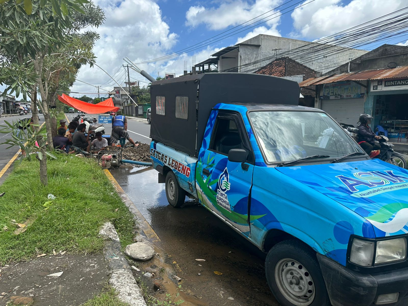 Demi Pelayanan Prima, Petugas PDAM Tirtha Ardhia Rinjani Loteng Respon Cepat Pengaduan Konsumen
