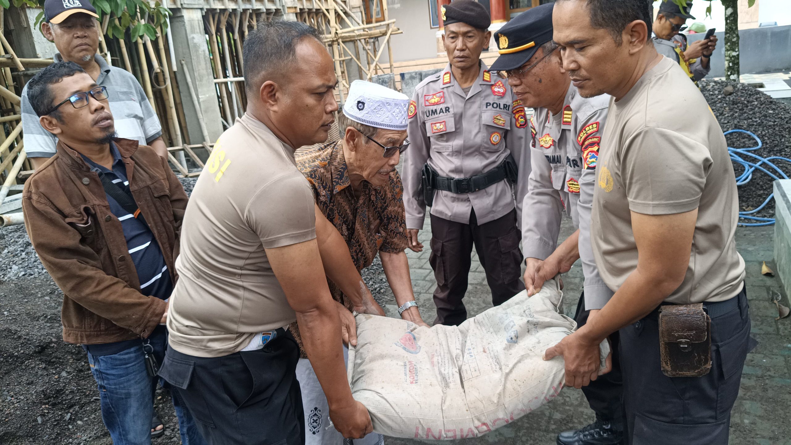 Baksos Polres Loteng, Salurkan Puluhan Semen untuk Pembangunan Masjid Darussalam Kopang