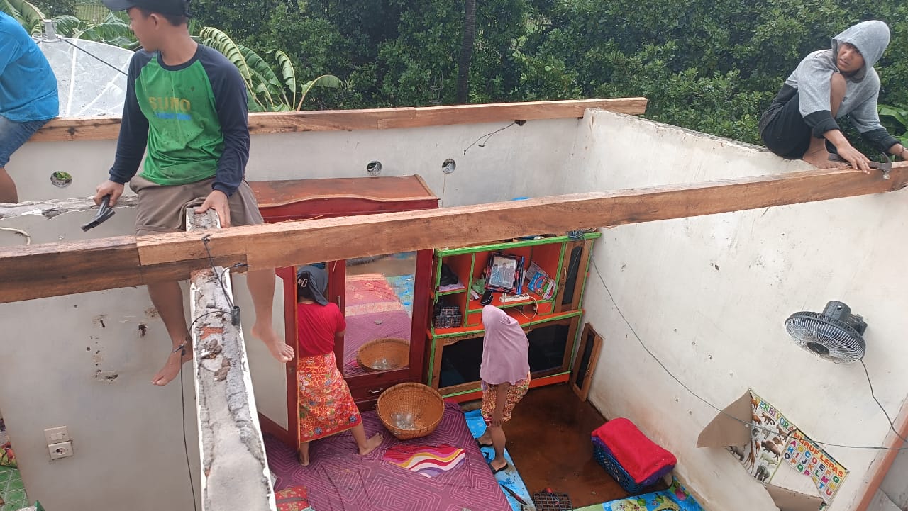 Angin Puting Beliung Sapu Dua Rumah Warga di Kecamatan Pekat Dompu