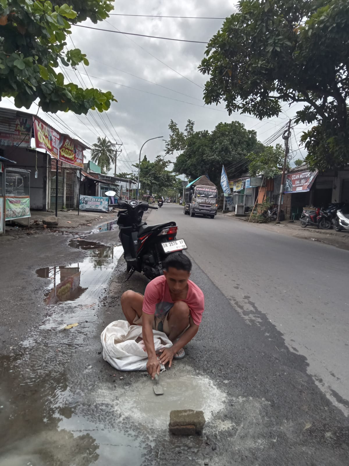 Menambal Luka di Jalan Raya: Aksi Heroik Mustakim Togok Selamatkan Nyawa Pengendara di Batunyala