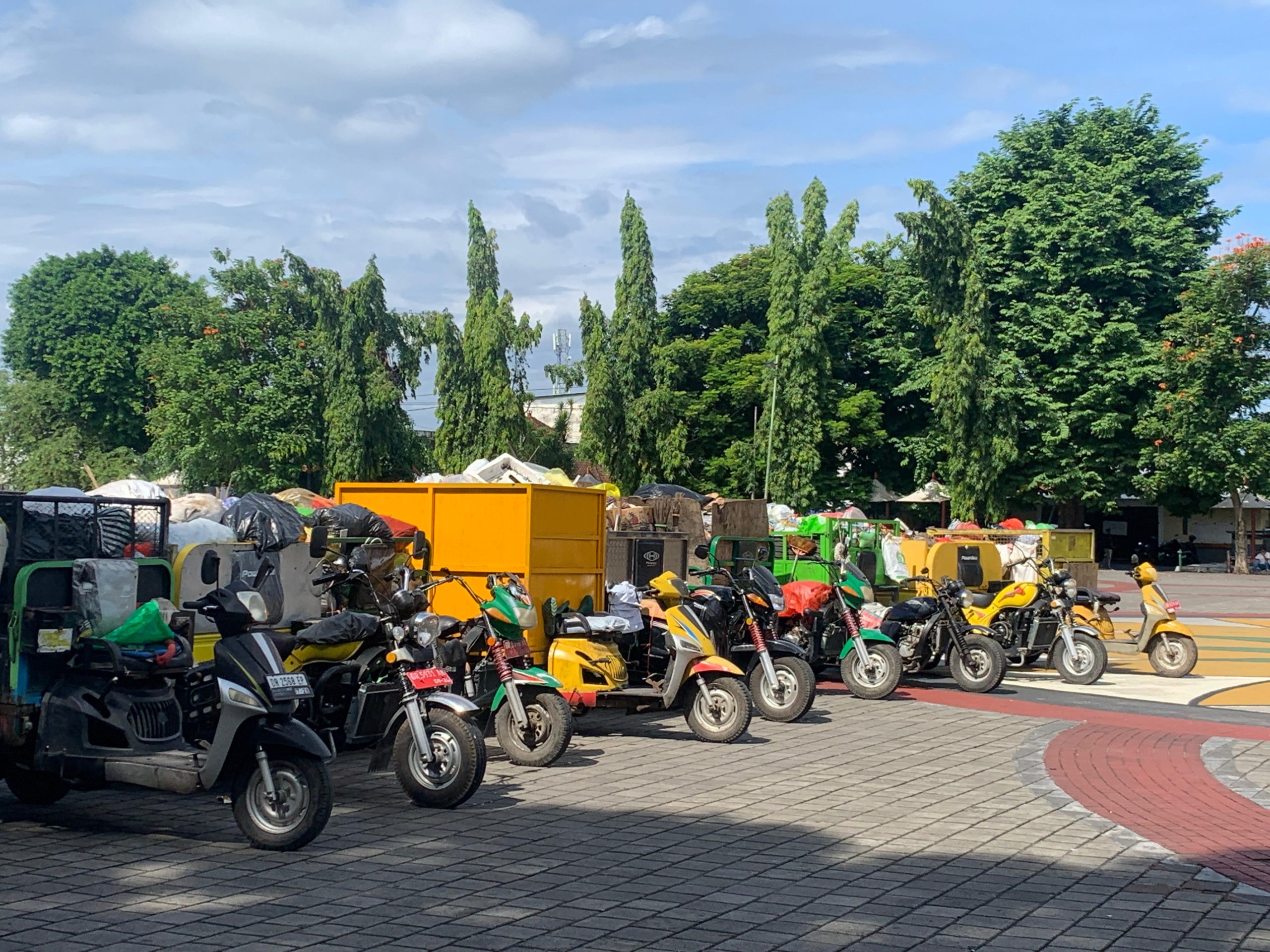 TPS Lawata Ditutup, Operator Sampah Parkir di Lapangan Sangkareang