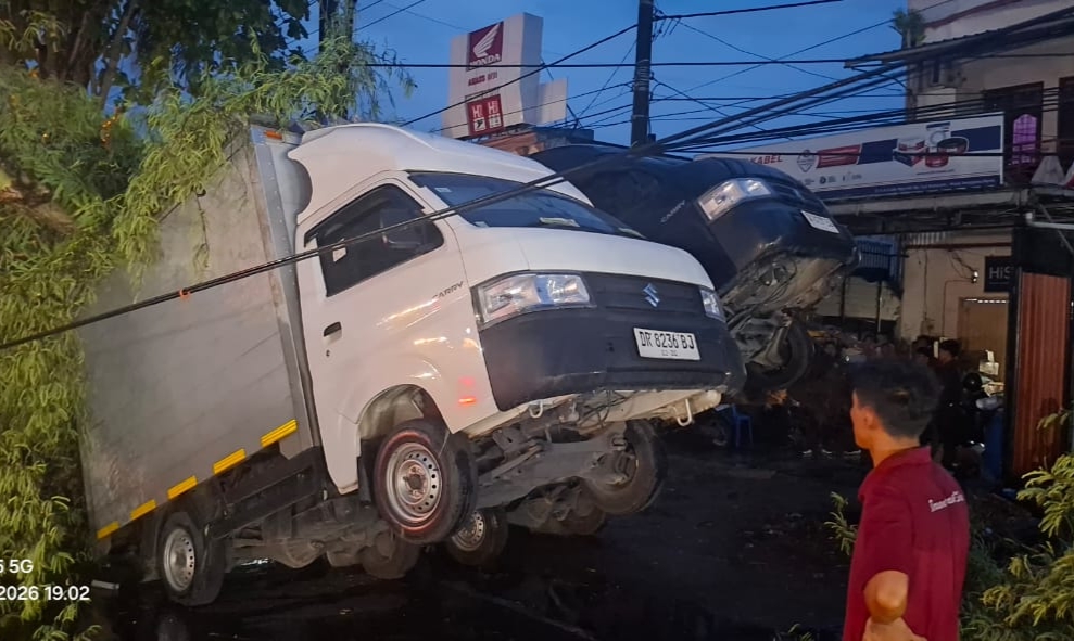 Pohon Tumbang Menimpa Sejumlah Kendaraan, Satu Orang Korban Mengalami Patah Tulang