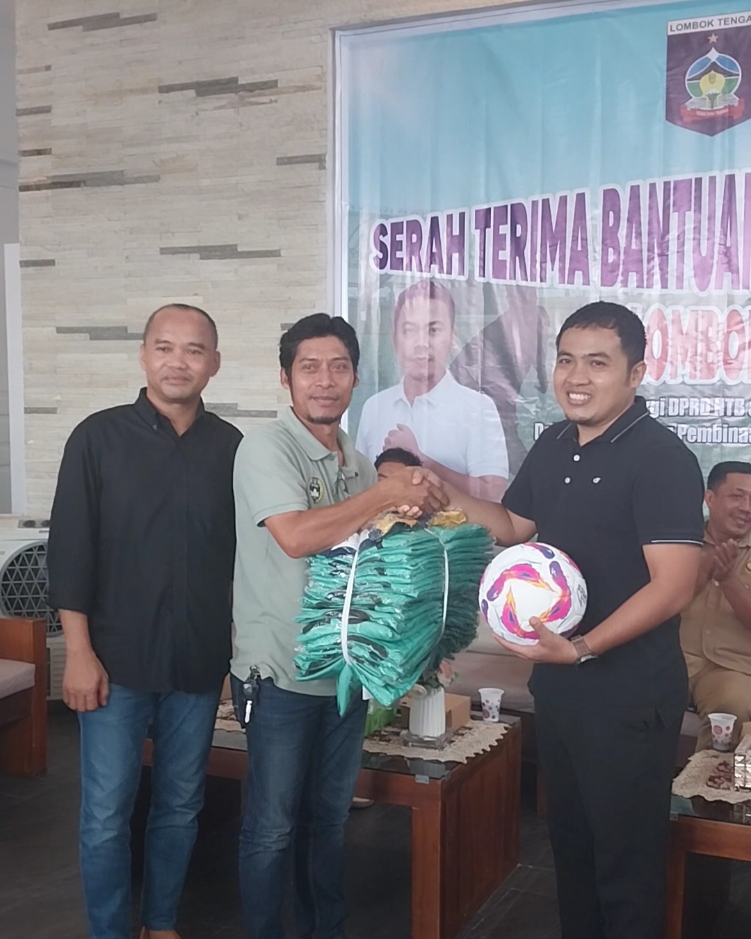 Komit Bangun Sepak Bola Lombok Tengah, LWJ Serahkan Bantuan Konstum dan Bola Kepada Ratusan Club