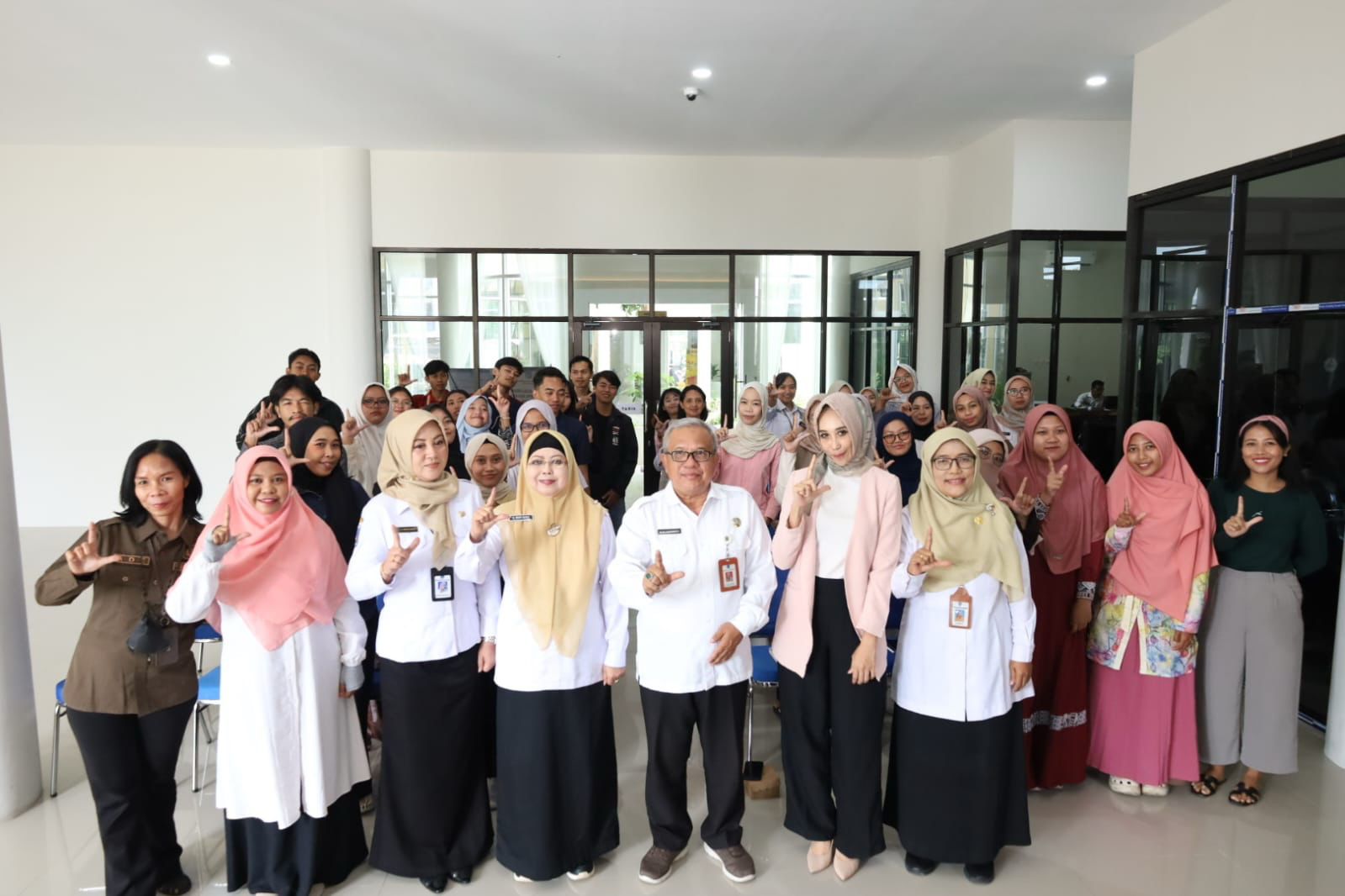 Bedah Buku The Spark Between Us, Upaya Perpustakaan Mataram Hidupkan Budaya Literasi