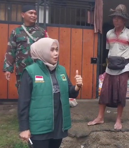 Dewan NTB Sitti Ary Serahkan Bantuan Korban Banjir di Bangket Parak Pujut