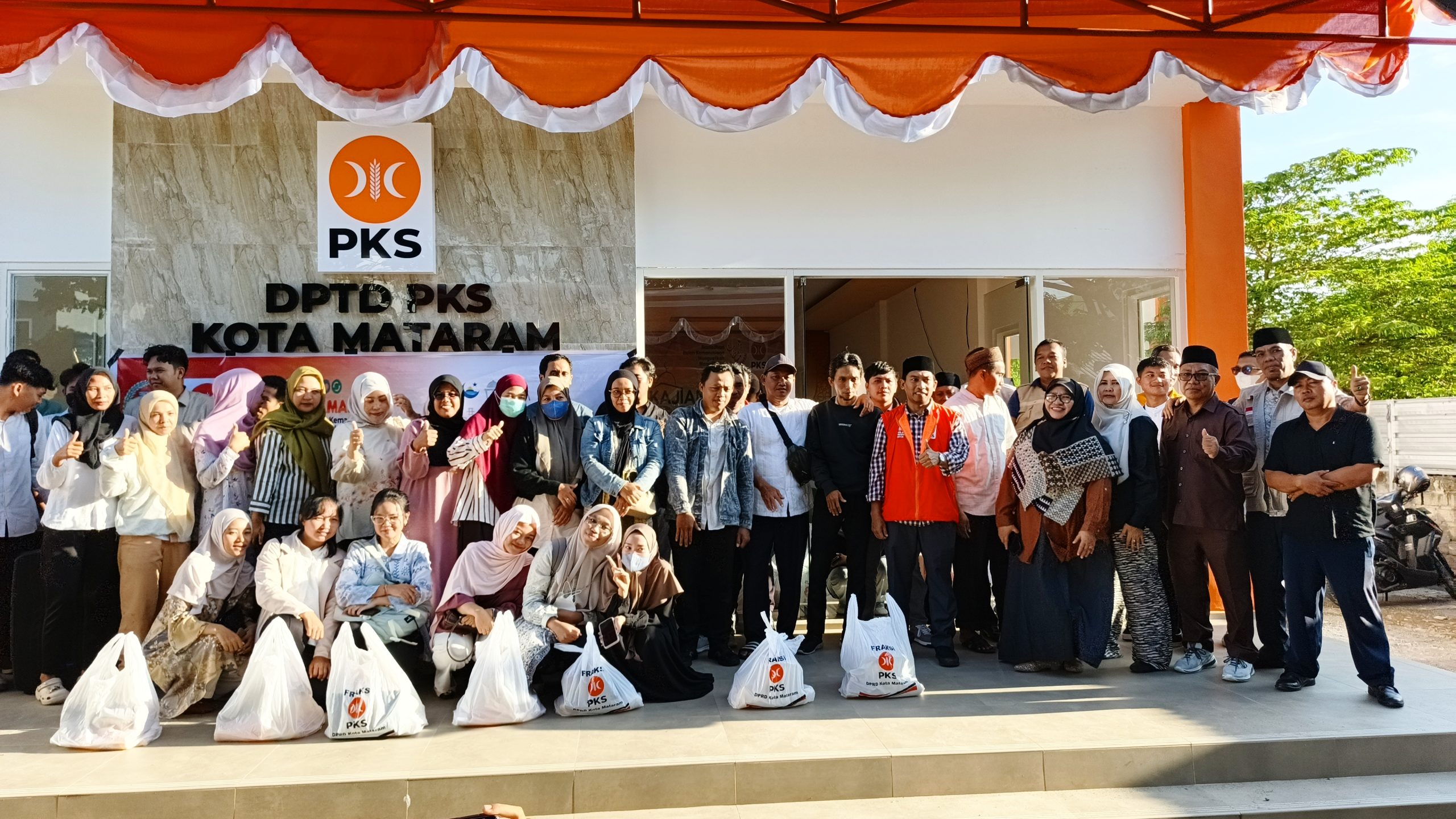 Fraksi PKS DPRD Mataram Berbagi Bingkisan Lebaran untuk PTT dan PPPK Paruh Waktu
