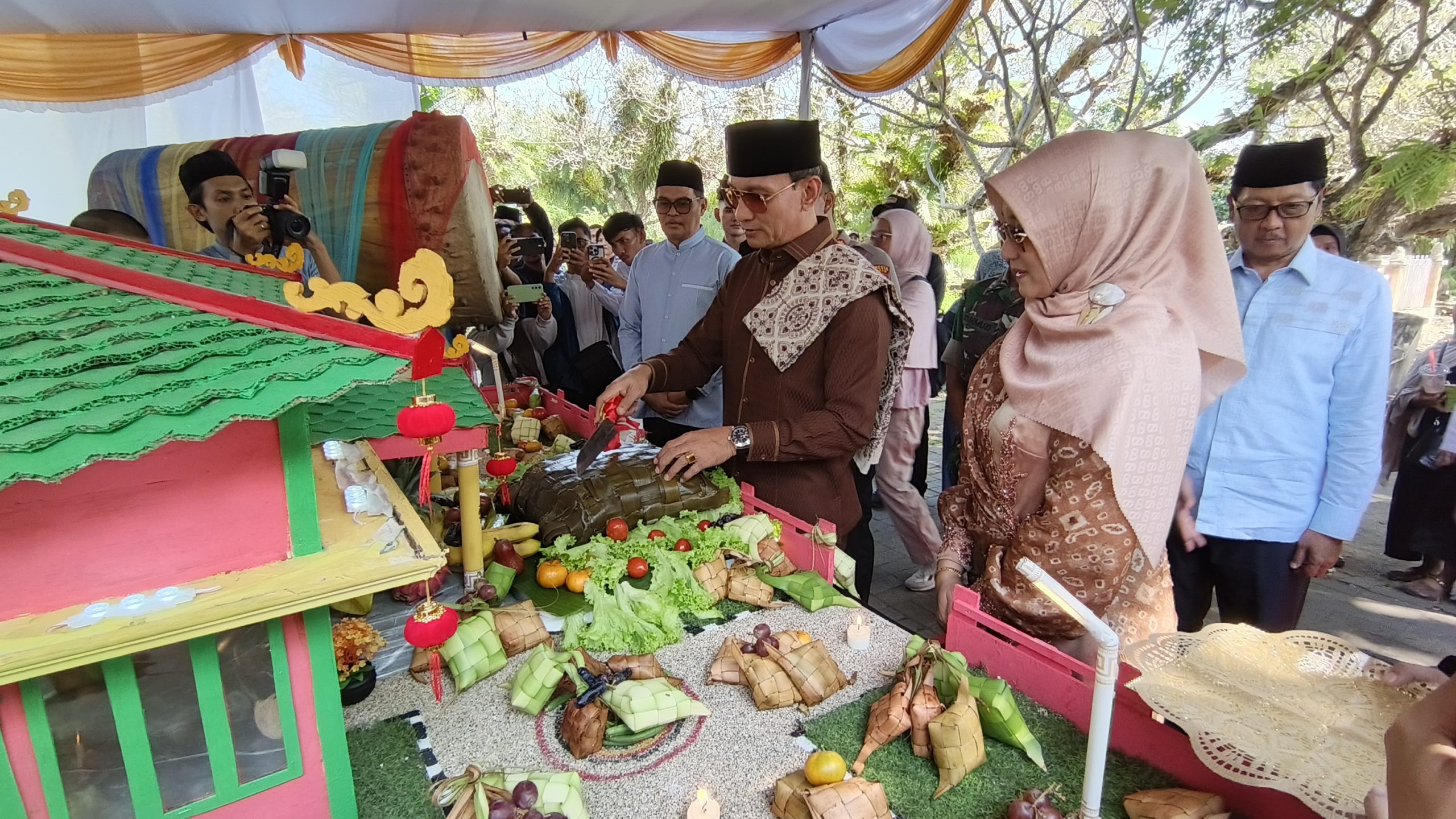 Semarak Lebaran Topat di Makam Bintaro, Pemkot Mataram Ajak Generasi Muda Rawat Tradisi