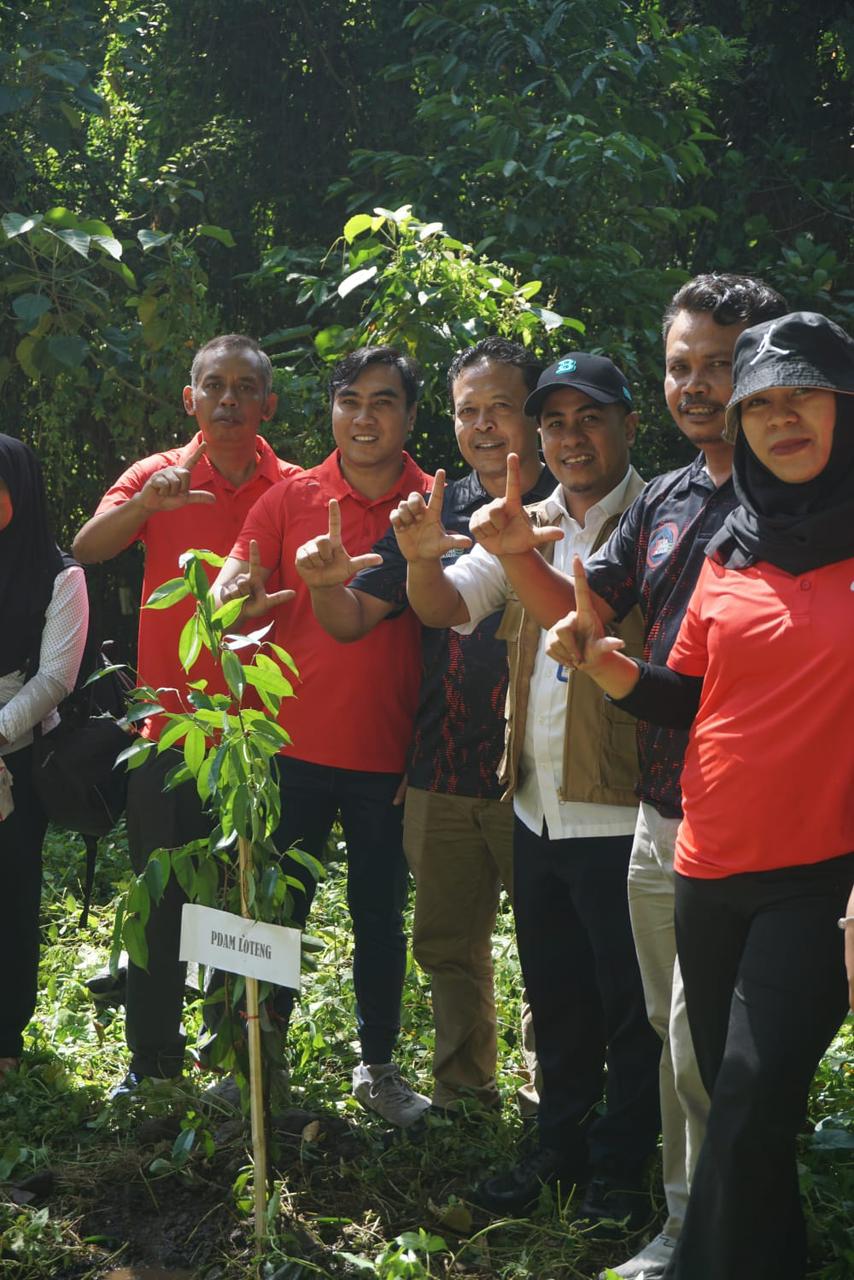 Peringati Hari Bumi, PDAM Lombok Tengah Tanam Pohon Buah di Kawasan Hutan Lindung