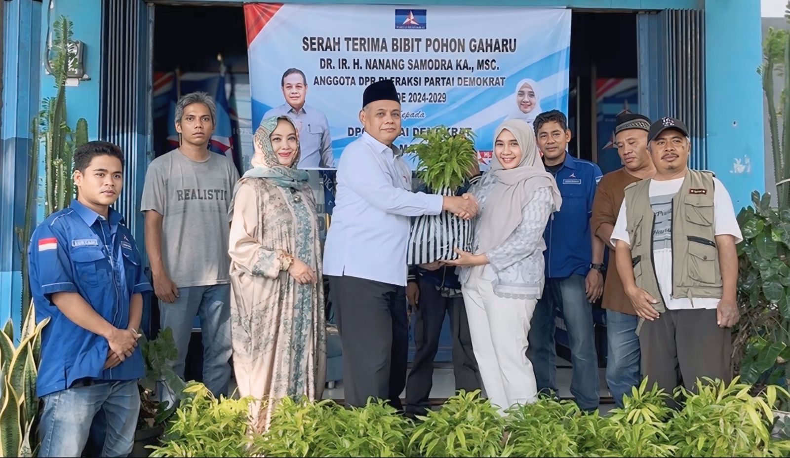 Nanang Samudra Bagikan 500 Bibit Gaharu untuk Penghijauan dan Pemberdayaan Ekonomi Warga