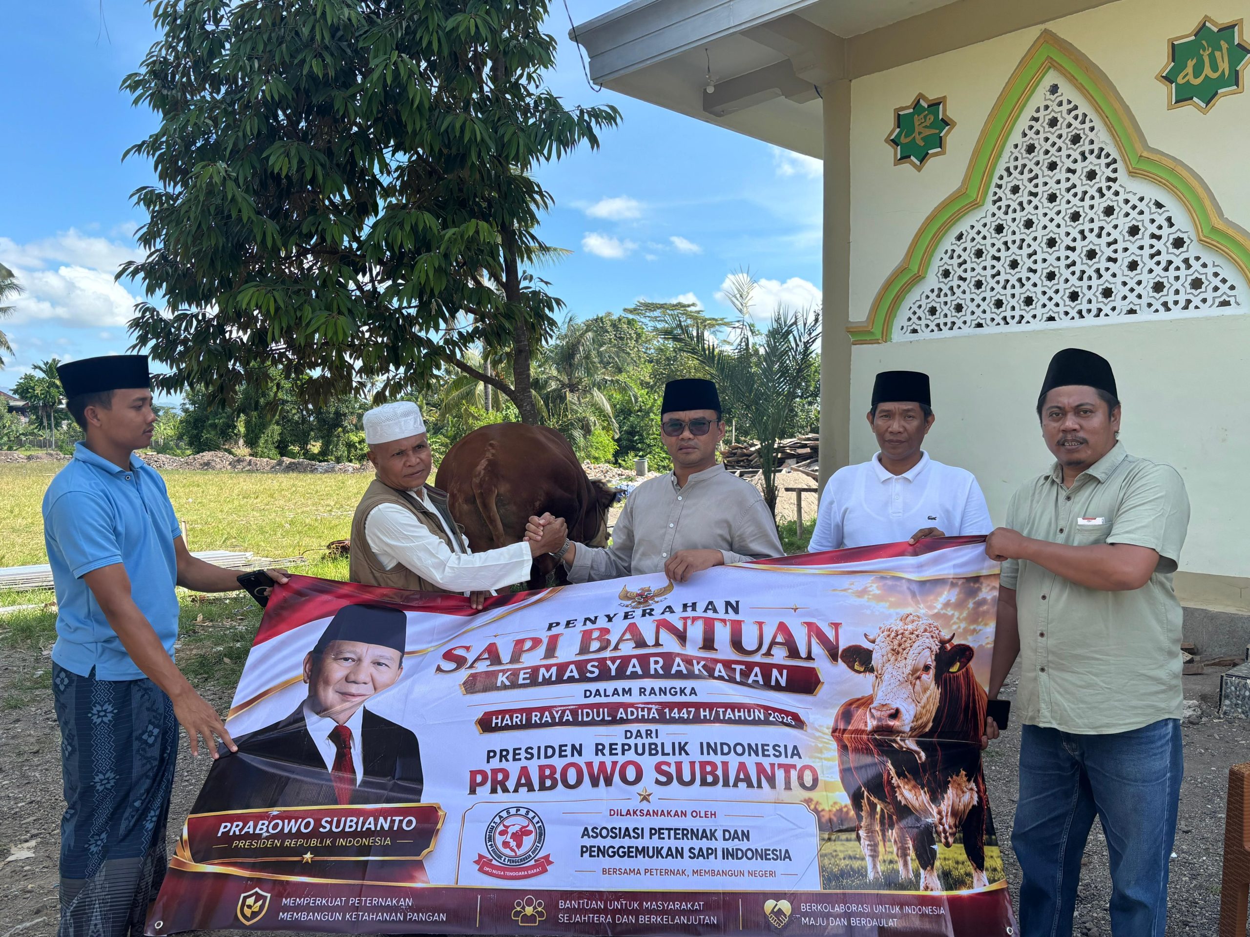 LWJ Serahkan Bantuan Sapi Kurban Presiden Prabowo Seberat 1,2 Ton Untuk Jamaah Ponpes Qomarul Huda Bagu