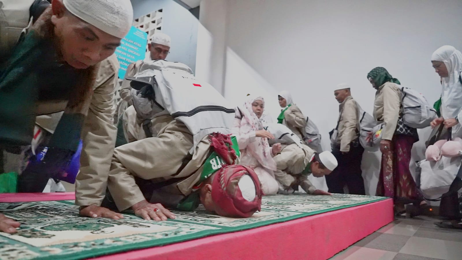 Kepulangan Jamaah Haji Kloter 1 Diwarnai Sujud Syukur